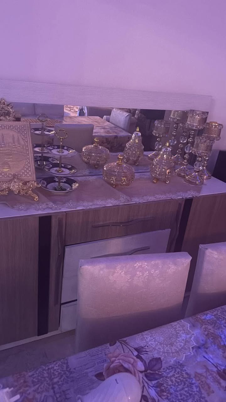 غرفه طعام فاترينا وبوفيه وميز وست كراسي الميز يتوسع مستعجلين ع بيعتهم نريد نشيل السعر  كامل 400  بي مجال المكان بغداد الشهداء البياع @الجميع


**إذا كنت صاحب هذا الإعلان وتريد حذفه لأي سبب، رجاءا أرسل رسالة إلى الدعم الفني**