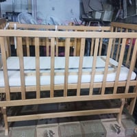 تخت طفل هزاز • خشب زان • الموصل جانب الأيمن