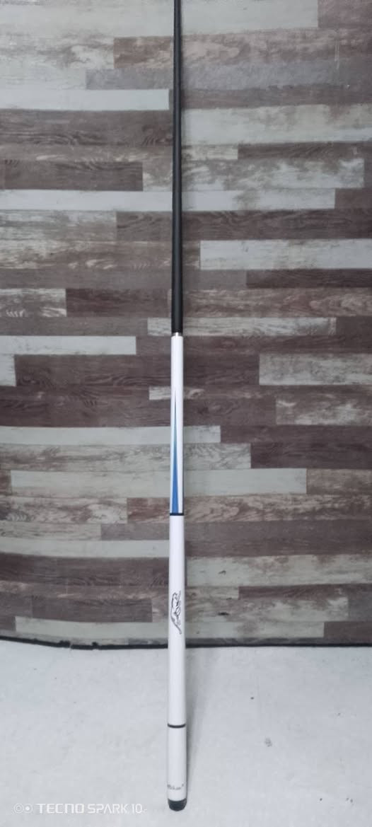 بناءً على الصورة، هذه عصا بلياردو (Cue Stick) احترافية، وتحديداً من الطرازات الحديثة التي تستخدم تقنيات ألياف الكربون أو الفايبر جلاس لتعزيز الأداء والمتانة.
#نزل_سعرك بما يرضي الله وبالعافية عليكم شباب 
#تتميز_هذه_العصا_بعدة_خصائص_تجعلها_مناسبة_للاعبين_المهتمين_بالدقة:

#التصميم: تأتي بلون أبيض لامع مع رسومات مميزة (مثل طبعة الفهد أو النمر) وخطوط زرقاء وسوداء.

#المادة: غالباً ما تكون مصنوعة من ألياف الكربون (Carbon Fiber) أو الألياف الزجاجية (Fiberglass)، مما يوفر مقاومة للانحناء وتحكماً أفضل في الضربات.

#النوع: تُعرف تجارياً بأسماء مثل "Shining White Leopard" أو تتبع علامات تجارية مثل "Mbihon" أو "HCTQ".

#المواصفات_التقنية: يبلغ طولها المعتاد حوالي 145-147 سم، وتأتي بوزن يتراوح بين 19 إلى 21 أونصة، مع رأس (Tip) بقياس 12.5 مم إلى 13 

جديد لوك بالجيس مامستخدم بالكارتونه.
توجد خدمة توصيل للمحافظات كافة #ب5فقط_الاف.


**إذا كنت صاحب هذا الإعلان وتريد حذفه لأي سبب، رجاءا أرسل رسالة إلى الدعم الفني**