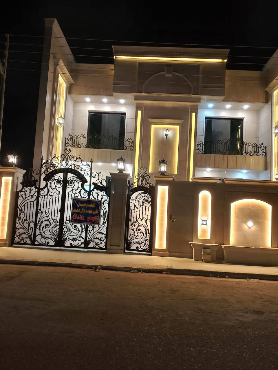 محمد الكهربائي ***********
لعمل كافه انواع الكهرباء 
بوردات سيطره 
توزيع الاناره الكلاسك
وترتيب انتاره المودرن
