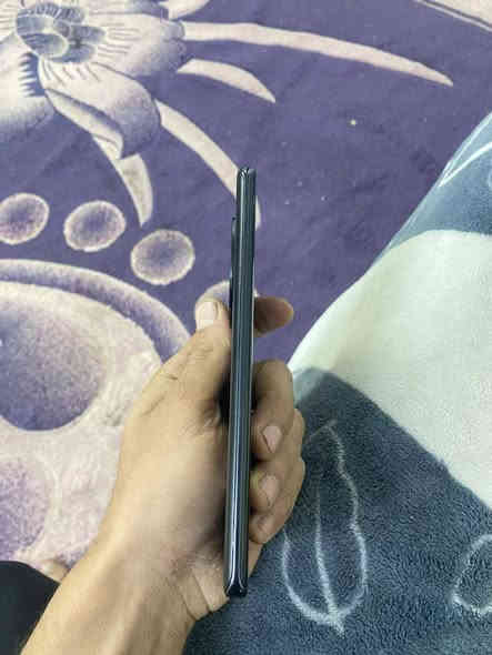 سلام عليكم عندي هونرx9bمكفول من العطل شتريتة على ايدي لون اسود ذاكرة256 الشاحنة ضاعت وشتريت شاحنة اصلية ١٢٠ واط انطيهة ويا مكاني الخالص مراوس حسب القناعة ***********
