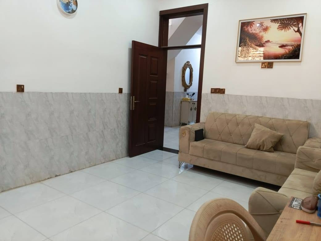السلام عليكم دار للبيع بغداد الدوره  البعيثه مجمع الامل قرب مدرسه شواطئ دجله المساحه الكليه 200 متر مساحه البناء 122 متر الحديقه 78 متر للاستفسار اكثر الاتصال على الرقم ***********
