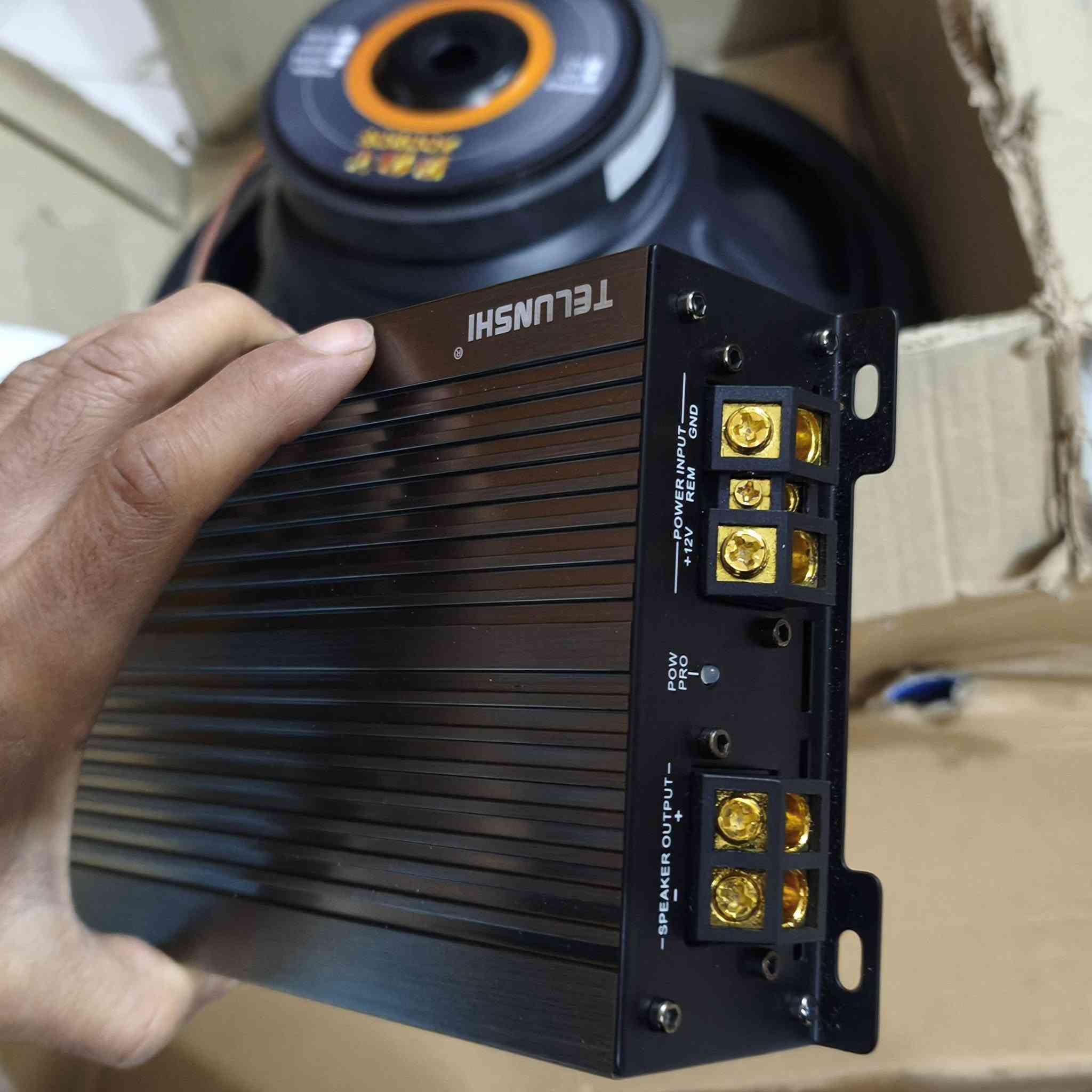 مضخم صوت مونو بلوك احادي جنل واحد  2000واط مع دمام 15 انج قدرة 2000واط تضخيم مرعب تفليش والسعر مناسب  175 يوجد توصيل وتساب ***********
