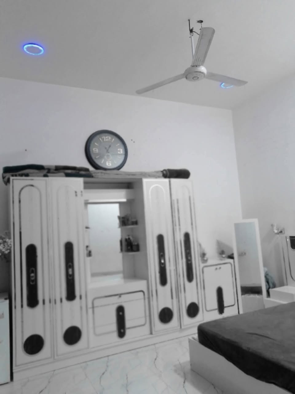 بيت للبيع – الديوانية / حي الشرطة خلف الأكاديمية

🔹 المواصفات:

المساحة: 200 متر

البيت طابو صرف 

بناء حديث جديد من الداخل و الخارج فقط بدون لبخ

يحتوي على:
• غرفتين نوم
• صالة واسعة
• مطبخ + برّاني
• صحيات داخلية وخارجية

الطابق الثاني: صالة + سطحين يمكن بناء غرفتين إضافيتين

ممرات للتهوية  2 + مدخل منفصل + طارمة واسعة

🔹 الخدمات:

شارع تبليط مع رصيف

ماء + مجاري + كهرباء وطنية

💵 السعر: 185 – وبيه مجال قابل للتفاوض 
✨ البيت جاهز للسكن وموقعه مميز خلف الأكاديمية.

📞 للاستفسار والاتصال: [*********** ] 

ملاحضة الماسنجر محذوف فقط اتصل على الرقم 

---
