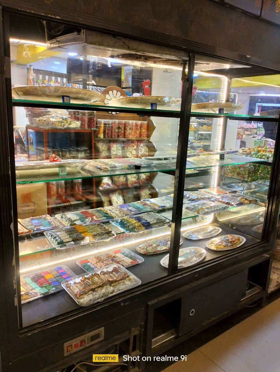 السلام عليكم اخوان عندي هاي العارضه تبريد كيك كاملا كليش بيهه شغال ومضمونه  السعر خاص الرقم ***********
