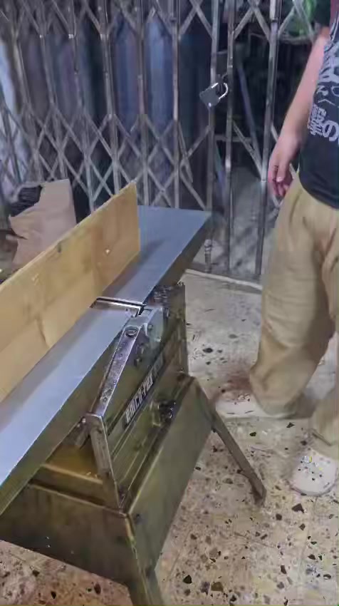 سلام عليكم عدي رنده ودبل بلاديه وزنه اكثر من ٨٠ كيلو صناعه نمساويه سنه ١٩٧٨ قطعه اثريه صارله ٥٠ سنه ماملعوب بيه براغيه بعده علقديم ياخذه ضل ويا طول عمر سعر علخاص *********** مكان بياع مقابيل مصرف رشيد
