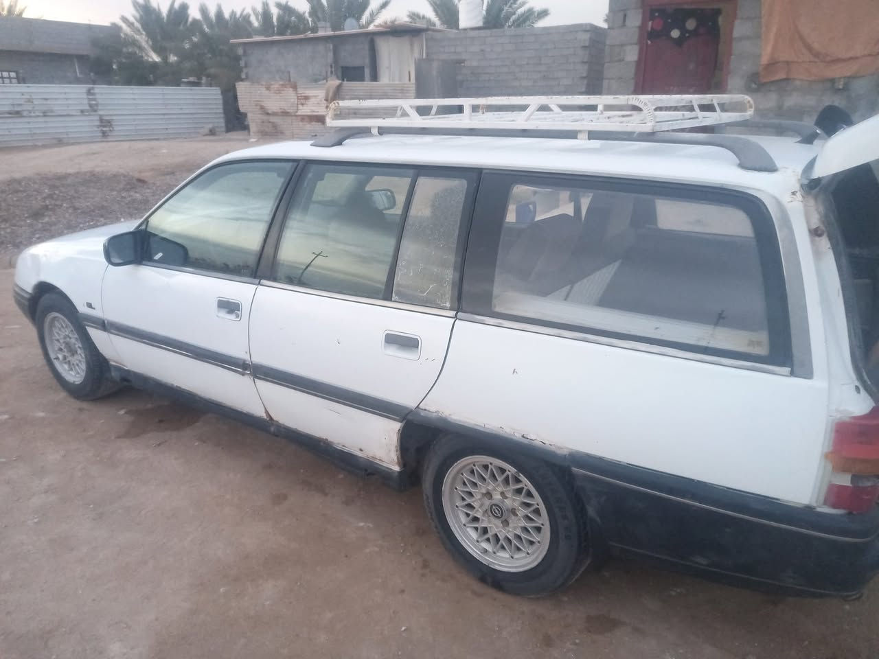 اوبل استيشن موديل 88 محرك وكير خير من الله سياره بلاديه صدرها زين. تخم تاير ويل كب سنويه صاقطه صارلها سنه كهربيات شغاله باتري جديد. داخلها كلش حلو. بطاين بوب نضيفات. ضل بس كشانه ادوشمها. سياره احلي من صوره بس بيها جملغات خلفيه بيه خويس. سعر 28 وبيها مجال *********** مكاني الفلوجه قرب جسر البعلوان
