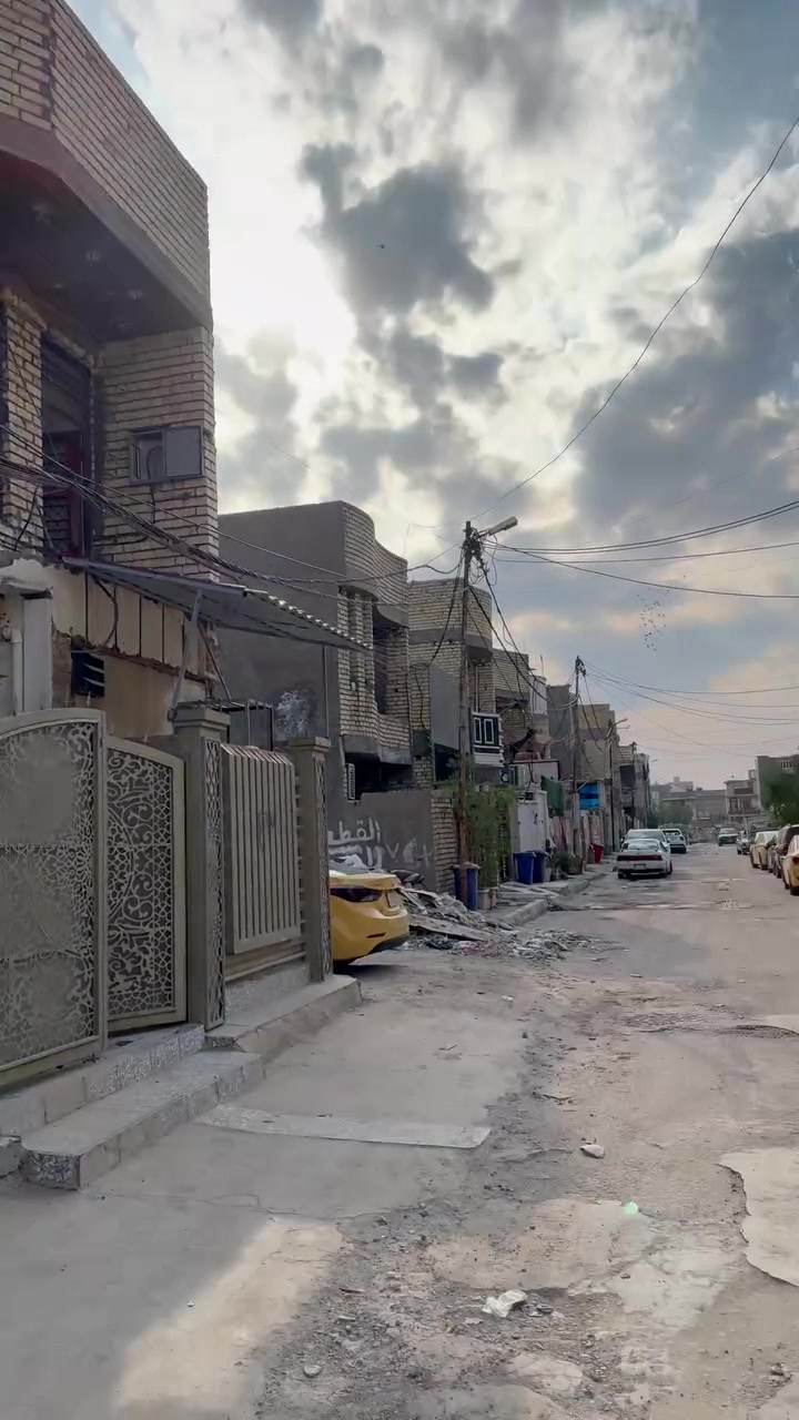 السلام عليكم بيت للبيع مساحة ١٠٠ متر جبهه ونزال ١٠ في ١٠ في بغداد الدورة شارع ٦٠ زراعي بيت طوگان قرب قاعة باور هاوس فرع الbm البيت كامل مكمل نظيف طابقين لمعرفة السعر وتفاصيل البيت وتساب ***********
