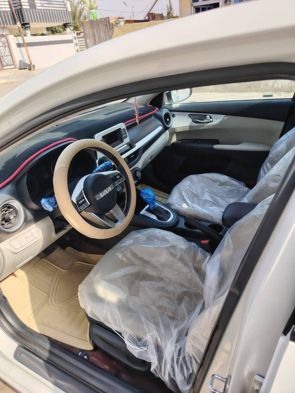 السلام عليكم
اللهم صل على محمد وال محمد 

سيارة سيراتو للبيع موديل   2022       *   حجم المحرك  1600
*    رقم السيارة اربيل 
*   داخل السيارة لونين 
*   التبريد قطعتين 
*    تحويل او  وكالة  

 مكفولة كفالة عامة كير ومحرك وكشر  
مكان السيارة واسط قضاء العزيزية 
***********
