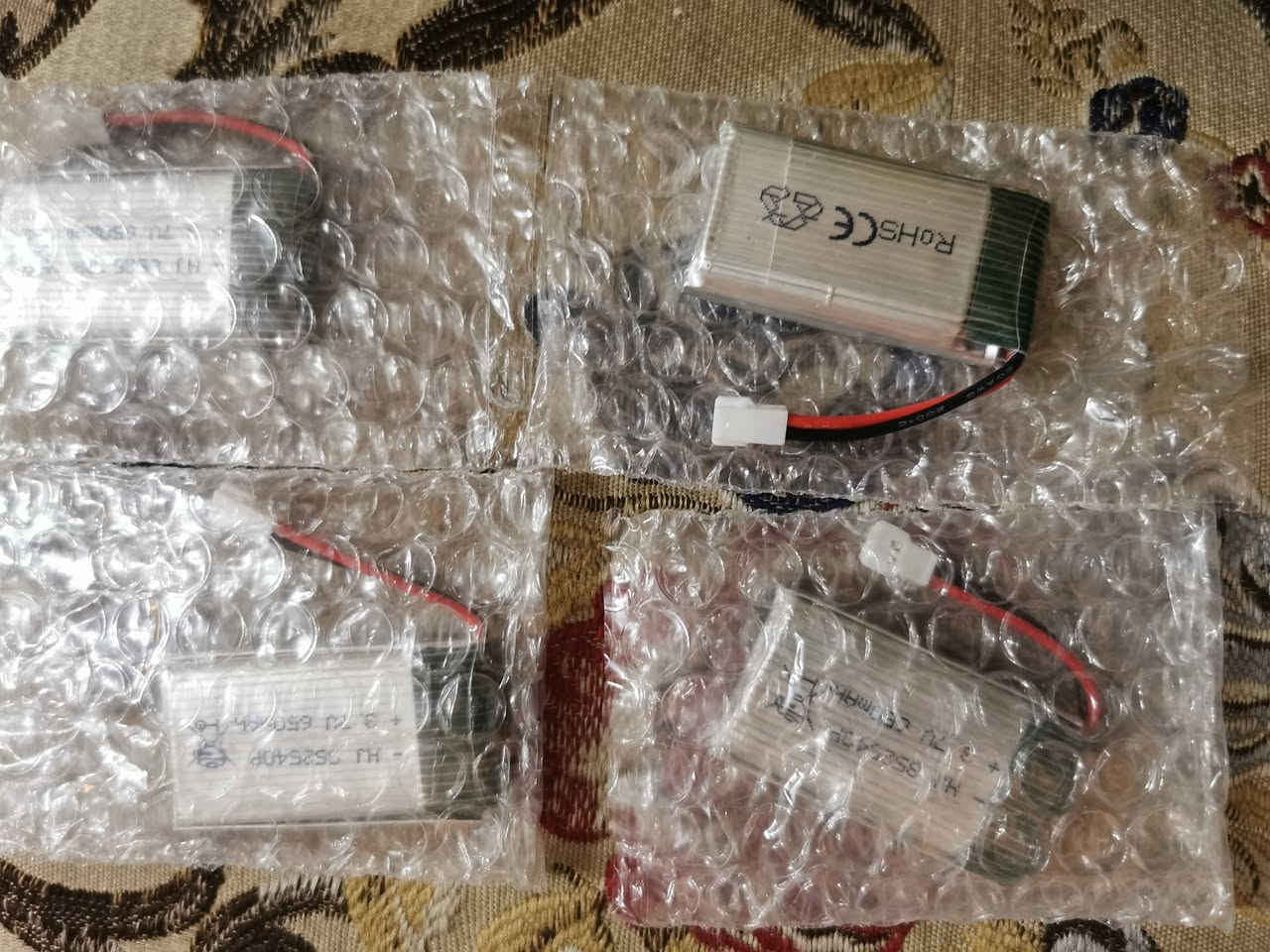 بطاريات ليثيوم بوليمر (LiPo) قابلة للشحن تستخدم غالباً في الأجهزة الإلكترونية الصغيرة والطائرات بدون طيار (Drones). 
النوع: بطارية ليثيوم أيون بوليمر.
الجهد الكهربائي: 3.7 فولت.
مع جهاز شاحن


**إذا كنت صاحب هذا الإعلان وتريد حذفه لأي سبب، رجاءا أرسل رسالة إلى الدعم الفني**