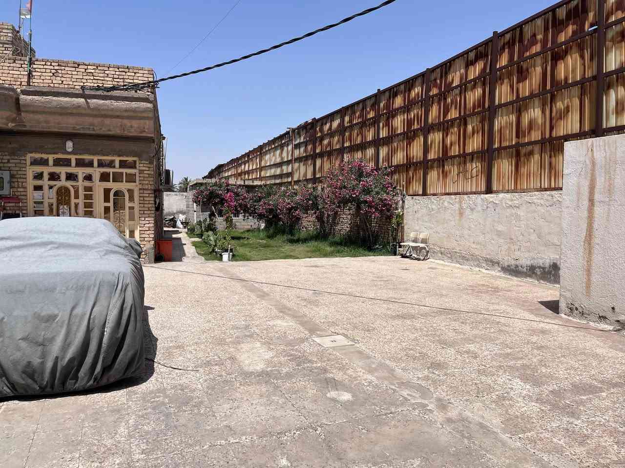 دونم للبيع مع مع دار تتكون من مشتملات اثنان مع محل وحديقه واسعه وبابين الباب الأول ع الدار ع الشارع العام شارع تجاري والباب الثاني ع الارض الفارغه مسيجه بالكامل جنس العقار طابو صرف سند ٢٥ تحويل مباشر أو وكاله العنوان دور النفط كصيبه الاوله قرب حسينية الزهراء ع الشارع العام للأستفسار ***********
