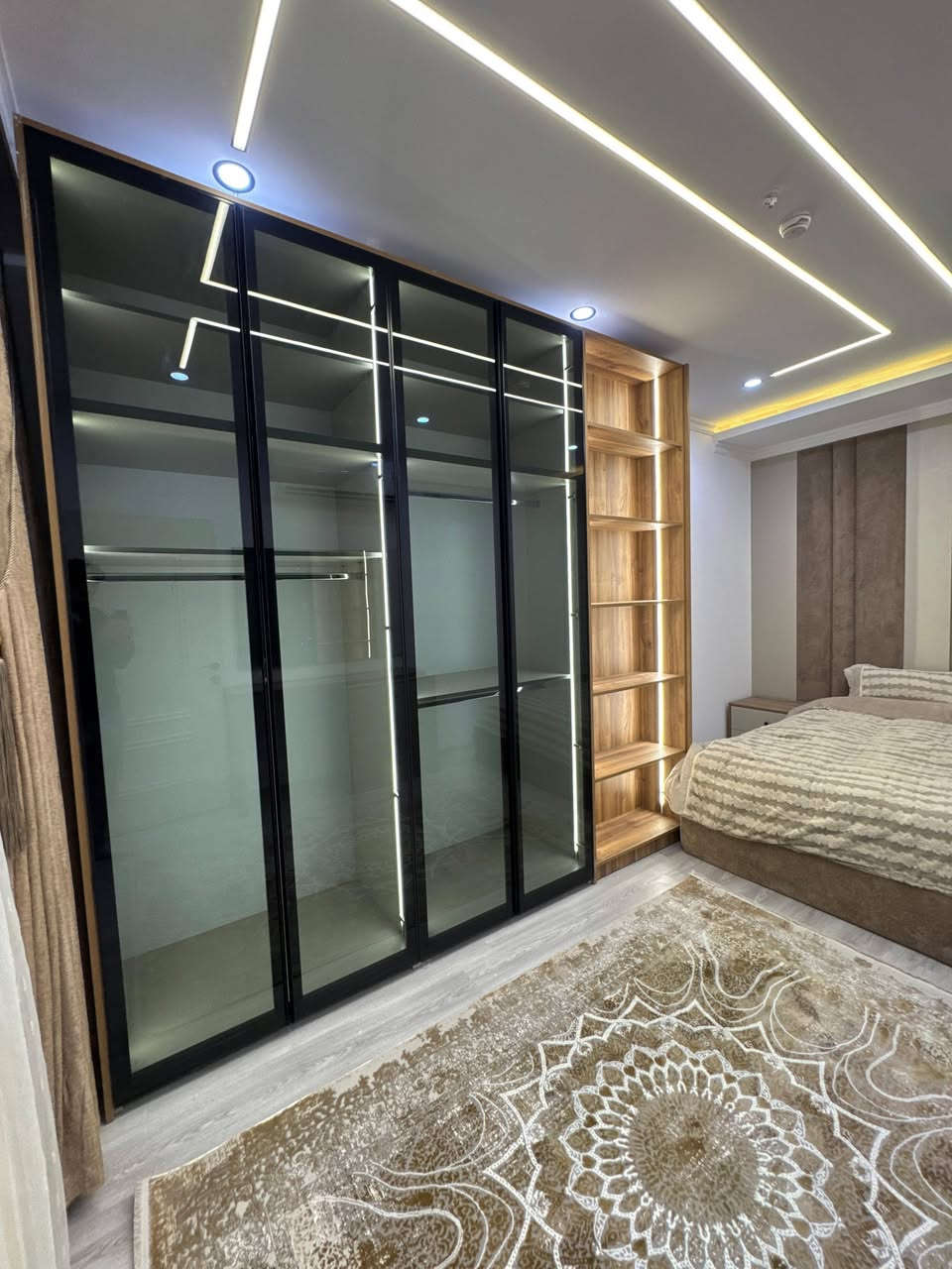 شقة ثلاث غرف و صالة #للایجار 
مؤثث vip ،  اثاث زیرو ، ممسكونة 
مساحة 170 متر ، طابق 4
مجمع سكنی واو تاورز 
التواصل 0750 444 7409 
التواصل ***********
