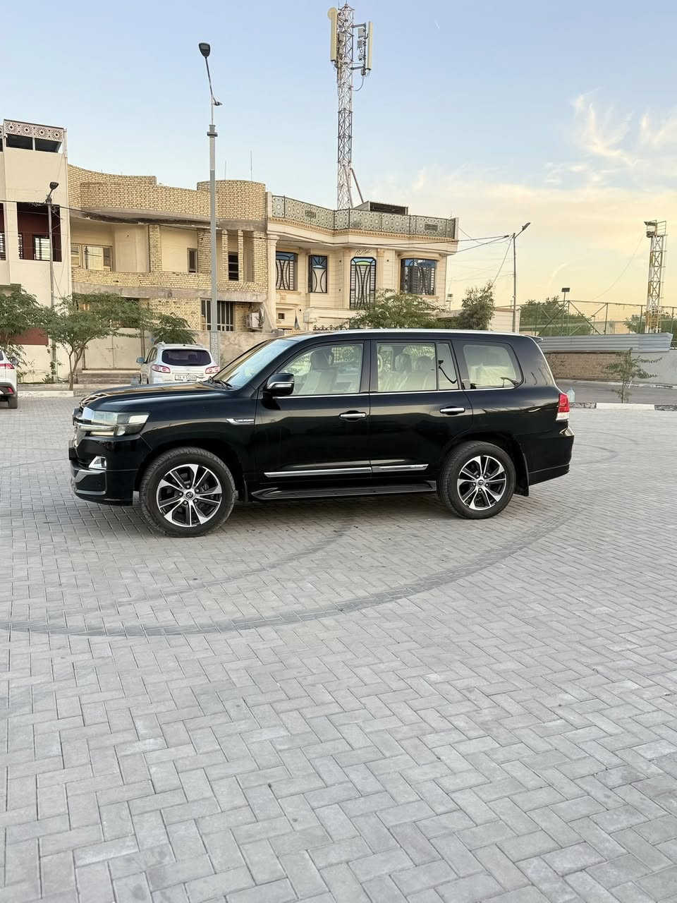 تويوتا لاندكروز GXR موديل 2020 ساز باب اول كراند تورنك نظيفة جداً رقم بغداد الجديد بأسمي لون اسود مغلفه ppf كامل مكفولة كفالة عامة 

🟩 السعر  _ 560 بيع مستعجل جوة سوق 

عداد المسافة : 120 الف كيلو حقيقي السياره بوضع الزيرو 
فول مواصفات 1/1 
لون اسود مغلفه ppf كامل

1- فتحة 
2- بصمة 
3- كراسي كهرباء 
4- كشنات جلد
5 -  3 شاشات كبيرة بلاد ام الترحيب
6- حساس خلفي وامامي 
7- جنطة كهرباء ( جكات )
8 - تحكم ستيرن جهتين
9 - مري شفط 
 10 - تشغيل عن بعد 
11 - اشاير ترحيب
12 - كشنين كهرباء 3 دكم 
13 - حساسات امامي وخلفي 
14 - شاحن لاسلكي( واير ليس ) 
15 -  8 ايرباك 
16 - دبل ماوس 
17 - اربع كامرات محيطيه 360 درجة 
18 - طفاية 
19 - ثلاجة 
20 - لايت زنون كشافات
21 - كروز سرعة 
22 - تحكم كهربائي بلمري 
23 - ويل كب كروم حجم 20
24 -حجم المحرك: 6 سلندر 4000
25-ميموري
26 - بصمات عدد 2
27 - نظام EST 2nd
28 - نظام ABS
29 - زراكات لايت
30 - شاشة ليزيرية
31- دشبول لگزز
32- اشارة لگزز
33- مري قابله للطي مع الرجوع
34-دوسات ليزريه علامة لاندكروز 
معروفه مواصفات الساز  
مكان السياره: البصرة 
السعر 560 ورقة 
للأستفسار
***********
