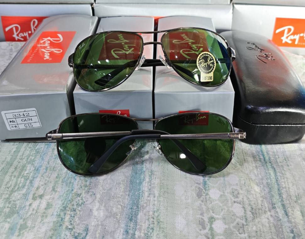 نظارات شمسية رجالية من راي بان نوعية اصلية 
المميزات
1. عدسة زجاجية محفور عليها رمز RB.
2. عازلة للأشعة تحت الحمراء وفوق البنفسجية.
3. حماية العدسة UV 400، طبية ولا تضر بالعين.
4. جودة الصناعة ودقة التصميم.
5. أشكال جديدة بألوان جذابة.
6. تأتي مع كل نظارة كامل الإكسسوارات (العلبة الحافظة + منديل الماركة).

للحجز
مراسلة الصفحة أو الاتصال على:
 واتساب ***********

العنوان
معرض الراوي للتبضع، الفلوجة حي الجمهورية تقاطع العيادة الشعبية مقابل مدرسة الجمهورية الابتدائية.

خدمة التوصيل
- داخل الفلوجة: ألفين دينار.
- جميع المحافظات: 5 آلاف دينار.
