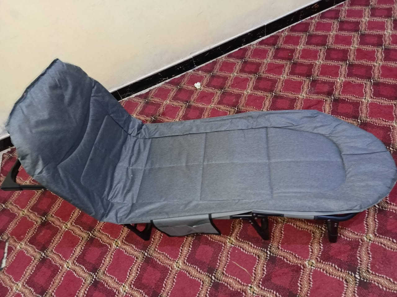 للبيع سرير نفر حديد يتحمل وزن 100كيلو العدد 3مثل ماموضح بل صوره تتحكم بيها السعر 60الف كلهن للأستفسار ***********
