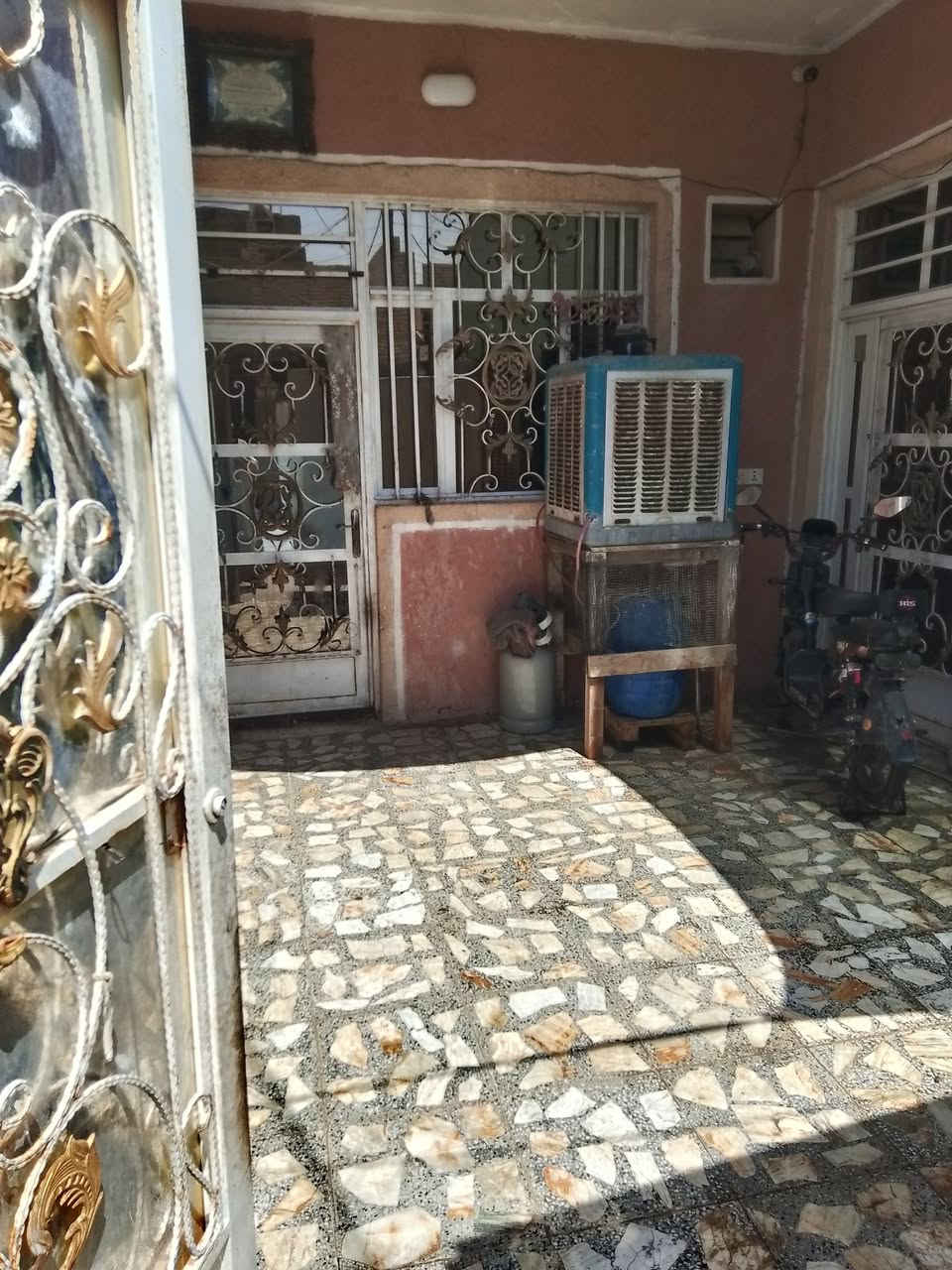 بيت مساحه104/ 8 في 13طابقين كامل بدون نقص 3غرفه نوم مطبخ مفتوح 3حمامات استقبال شارع تبليط ورصيف حديث بغداد الشعب حي الجزائر خلف السده فتحه المضخه طابوزراعي اتصال على رقم *********** ابومرتضى الكعبي ***********ابوعلي
