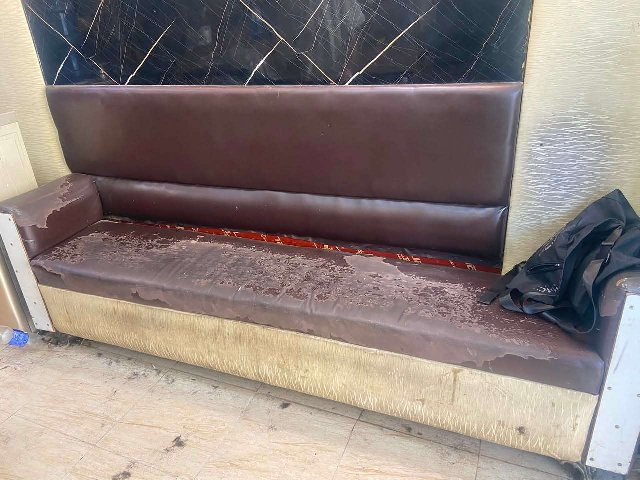 غراض حلاقه للبيع  ميوزه عدد ٤ثنين ٢بدون بيبان ومري عدد ٤كراسي اسود عدد ٢ابيض واحد كعده حلاقه +ضهر كعده حلاقه مخزن اتصال مراسله على الرقم ***********+بخار وجه
