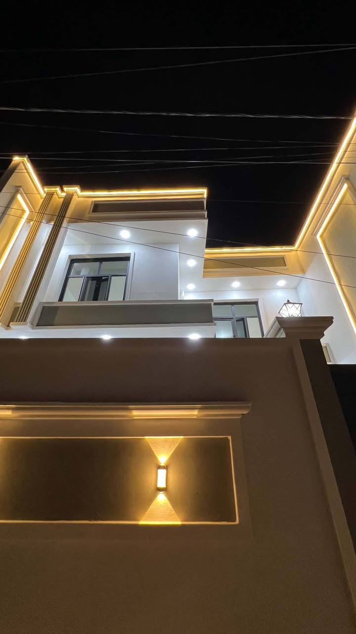 دار سكن للبيع
 طابو صرف
ديوانية حي الفرات 
قرب شارع 20 الرئيسي شارع المستوصف
موقع مميز جدآ
منطقة سكنية خدمات كامله
يقع على ساحة (متنزه عائلي) 
بناء حديث 2026 بعده مامسكون
درجة اولى طابقين مسلح 
المساحة 200 متر 
تفاصيل الدار.... 
يحتوي على
 غرف النوم عدد 4 _ صالة عدد 2
 أستقبال  _ مطبخ حار + بارد 
مجموعة صحية عدد 3 _ گراج سيارة
                      مراجعة
مكتب مهدي العتابي للعقار ديوانية الجزائر مقابل فندق برج الامراء
للاستفسار *********** مهدي العتابي 
           ***********  حيدر الفتلاوي
           ***********
