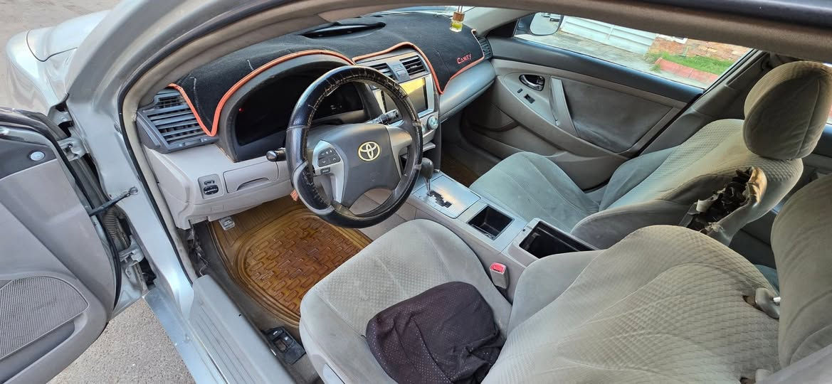 السلام عليكم
كامري وارد امريكي موديل 2007 حادث جاملوغ خلفي بدون دواخل مصبوغة حزام  جمالية محرك 4 سلندر 2400 طخم تاير جديد تبريد منظومة كاملة جديدة سنوية وارقام جديدة بأسمي  مكاني بغداد حي العامل ***********
