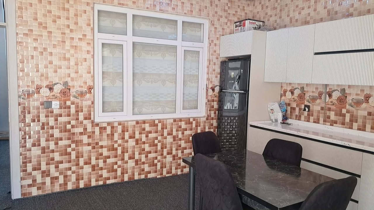 375 ثلاثة دفاتر و خمسة و سبعون معاملة شوية
للبيع منزل في أربيل - حي گردجۆتيار
منزل مميز ونظيف جداً للبيع، جاهز للسكن.
المساحة: ١٠٠ متر مربع (٥ متر × ٢٠ متر).
واجهة:الشرقية
الموقع: أربيل - حي گردجۆتيار.
الشارع: شارع عرض ١٢ متر.
البناء: طابق واحد + بيتونة (بحالة ممتازة ونظيفة جداً).
مكونات المنزل: مطبخ ، صالون، غرفة نوم، ومشتملات صحية.
للاستفسار ، يرجى الاتصال على الرقم: واتس اب .کۆرەک
[***********]

🏠 خانوویەکی ناوازە بۆ فرۆشتن لە گەڕەکی گردجۆتیار – هەولێر
375 سێ دەفتەر حەفتا و پێنج وەرەقەو کەمێک معاملە 
ئەم خانووە زۆر خاوێن و ڕێک و پێکە، هەلی گونجاوە بۆ ئەوانەی بەدوای خانوویەکی بچووک و پڕ خزمەتگوزاریدا دەگەڕێن.
تایبەتمەندییەکان:
ڕووبەر: ١٠٠ مەتر دووجا (٥ مەتر بە ٢٠ مەتر).
روو : رۆژهەلات
شوێن: هەولێر – گەڕەکی گردجۆتیار.
کۆڵان: ١٢ مەتر (بەرفراوان و ئۆتۆمبێل بە ئاسانی تێیدا دەسوڕێتەوە).
تایبەتمەندی بیناسازی: یەک قات + بەیتوونە (تەواو خاوێن ).
پێکهاتەی خانووەکە:
مەتەبخی.
سالۆنێکی فراوان.
ژووری نووستن.
مشتملات (تەوالێت و حەمام).
تێبینی: بۆ  هەر پرسیارێکی تر، تکایە پەیوەندیم پێوە بکەن. واتس ئاپ . کۆڕەک 
*********** أربيل, العراق
