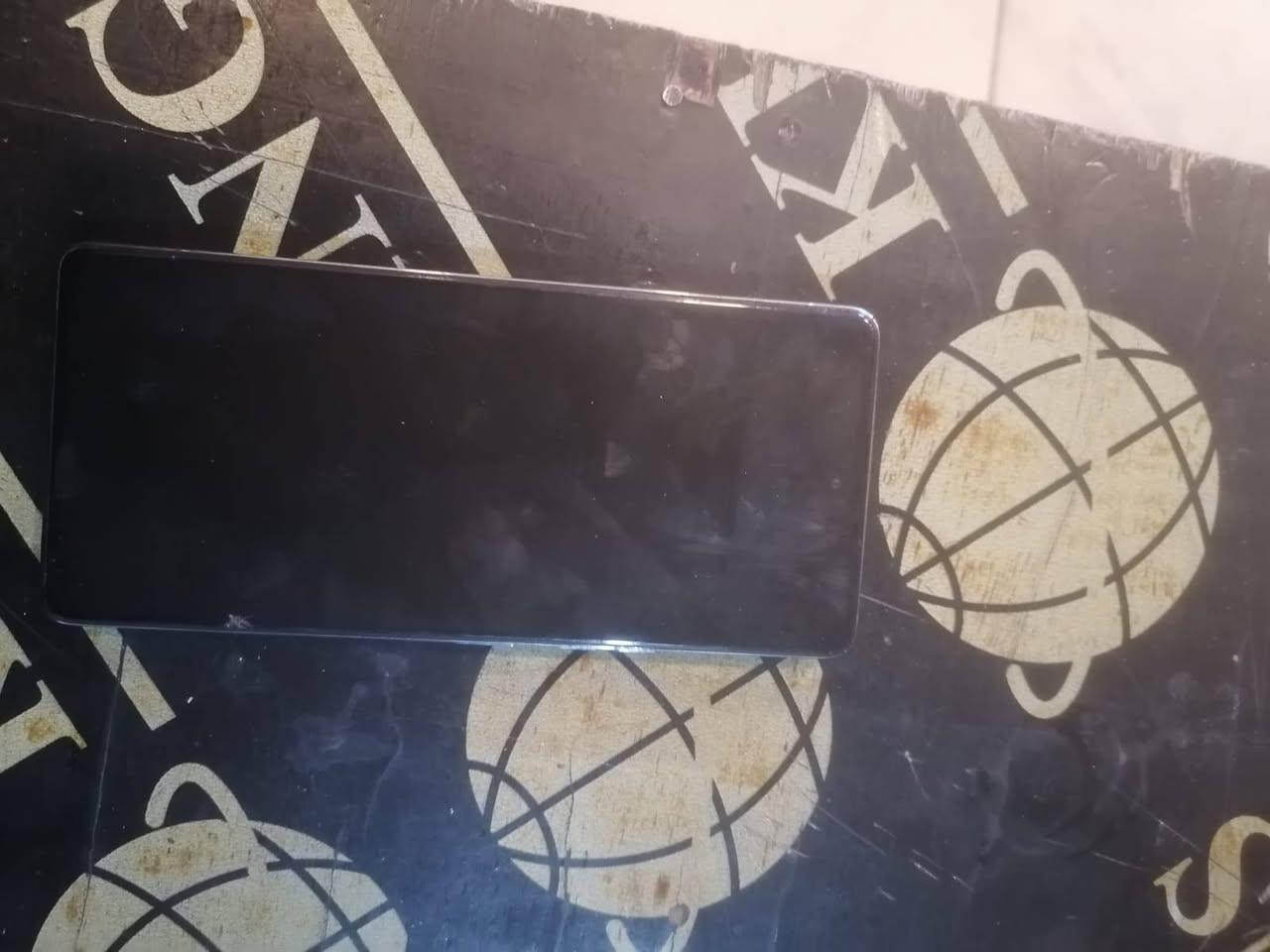 يُعد هاتف Tecno Camon 30 (تيكنو كامون 30) من الهواتف التي تركز بشكل أساسي على تجربة التصوير والتصميم العصري، وإليك التفاصيل الكاملة للجهاز بناءً على أحدث المواصفات:
​1. التصميم والشاشة
​الشاشة: من نوع AMOLED بحجم 6.78 بوصة.
​معدل التحديث: 120 هرتز (لتجربة تصفح وألعاب سلسة).
​الدقة: FHD+ (1080 × 2436 بكسل).
​جودة التصنيع: يتوفر بإصدارين؛ أحدهما بظهر زجاجي والآخر بظهر من "الجلد النباتي" (Eco-leather).
​2. الأداء والعتاد
​المعالج: MediaTek Helio G99 Ultimate (ثماني النواة، بدقة تصنيع 6 نانومتر).
​الذاكرة العشوائية (RAM): يتوفر بخيارين 8 جيجابايت أو 12 جيجابايت (مع إمكانية التوسيع الافتراضي للرام).
​ذاكرة التخزين: 256 جيجابايت.
​نظام التشغيل: أندرويد 14 مع واجهة تيكنو HIOS 14.
​3. الكاميرا (نقطة القوة)
​الكاميرا الخلفية: مزدوجة؛ الأساسية بدقة 50 ميجابكسل بمستشعر كبير وتدعم التثبيت البصري (OIS) لتقليل الاهتزاز في الصور والفيديو، بالإضافة إلى عدسة عمق 2 ميجابكسل.
​الكاميرا الأمامية: قوية جداً بدقة 50 ميجابكسل وتدعم التركيز التلقائي (AF)، وهي مثالية لمحبي السيلفي وصناع المحتوى.
​الفيديو: يدعم تصوير الفيديو بدقة تصل إلى 2K.
​4. البطارية والشحن
​السعة: 5000 مللي أمبير.
​سرعة الشحن: يدعم الشحن السريع بقدرة 70 واط (يمكنه شحن البطارية بالكامل في حوالي 45 دقيقة).
​5. مميزات إضافية
​الصوت: سماعات "ستيريو" مزدوجة تدعم تقنية Dolby Atmos.
​الحماية: مستشعر بصمة مدمج تحت الشاشة.
​الإضافات: يدعم تقنية NFC، ويحتوي على منفذ IR للتكم بالأجهزة الكهربائية، ومنفذ سماعات 3.5 مم.
​مؤشر LED: يحتوي على ضوء خلفي (Breathing Light) ينبض عند تلقي الإشعارات أو الشحن.
​ملاحظة السعر: يتراوح سعر الجهاز عالمياً في حدود 200 إلى 250 دولار (وقد يختلف حسب السوق المحلي والرسوم).
​هل تود معرفة الفرق بين هذا الإصدار وإصدار ال

مراوس ب11راس براس


**إذا كنت صاحب هذا الإعلان وتريد حذفه لأي سبب، رجاءا أرسل رسالة إلى الدعم الفني**