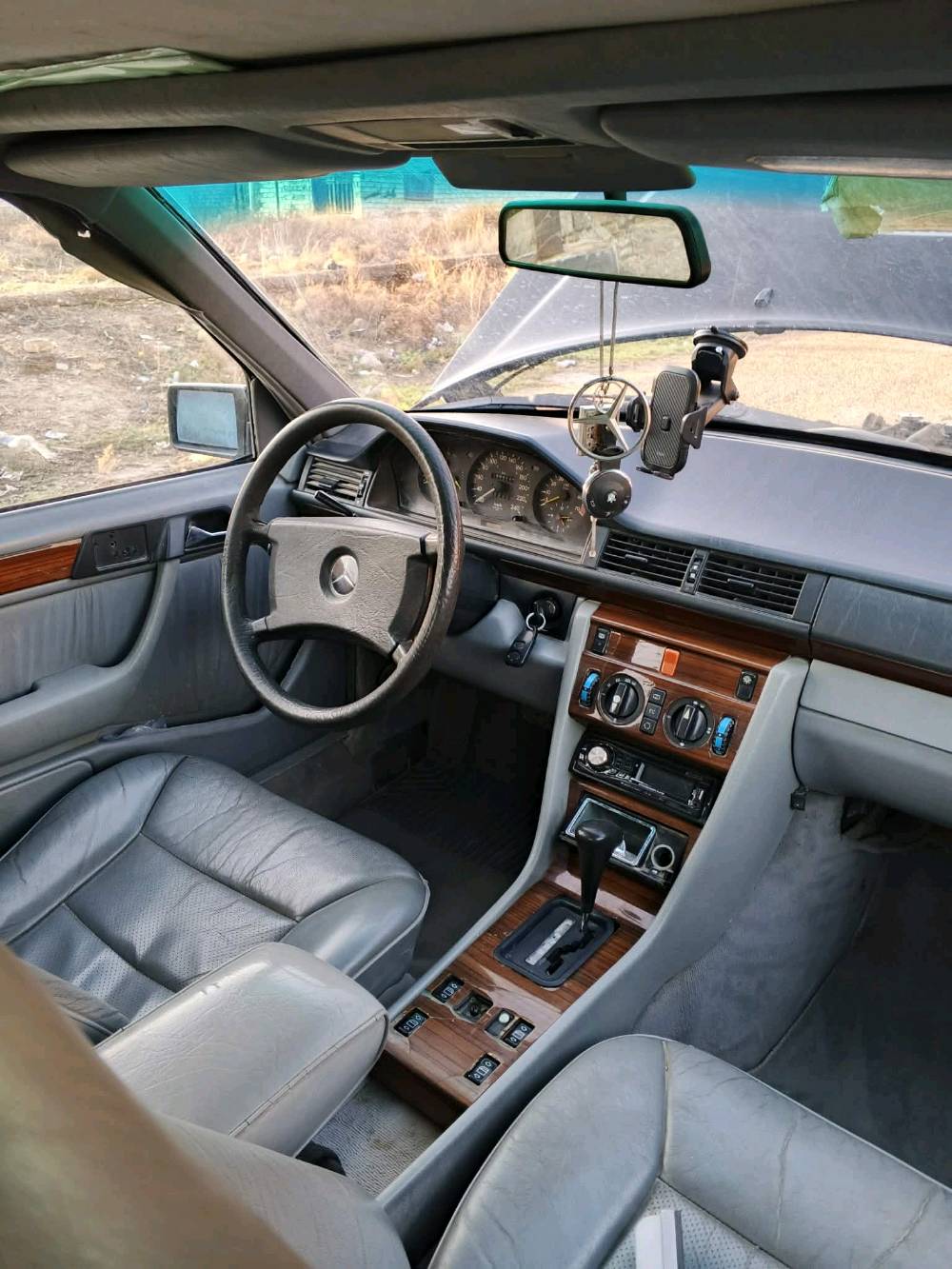 مارسيدس دب موديل 1990 بموديله محرك بطه جديد تخم تاير صدر خلفي امامي جديد غرفه نظيفه مثل ما موضح بالصورة تبريد شغال كشنات كهربائيات شغاله يرادلهة ترتيبات بسيطه رقم انبار مشروع وطني سنويه 28 تحويل ثاني يوم مكان ديالى غالبيه سيف سعد 