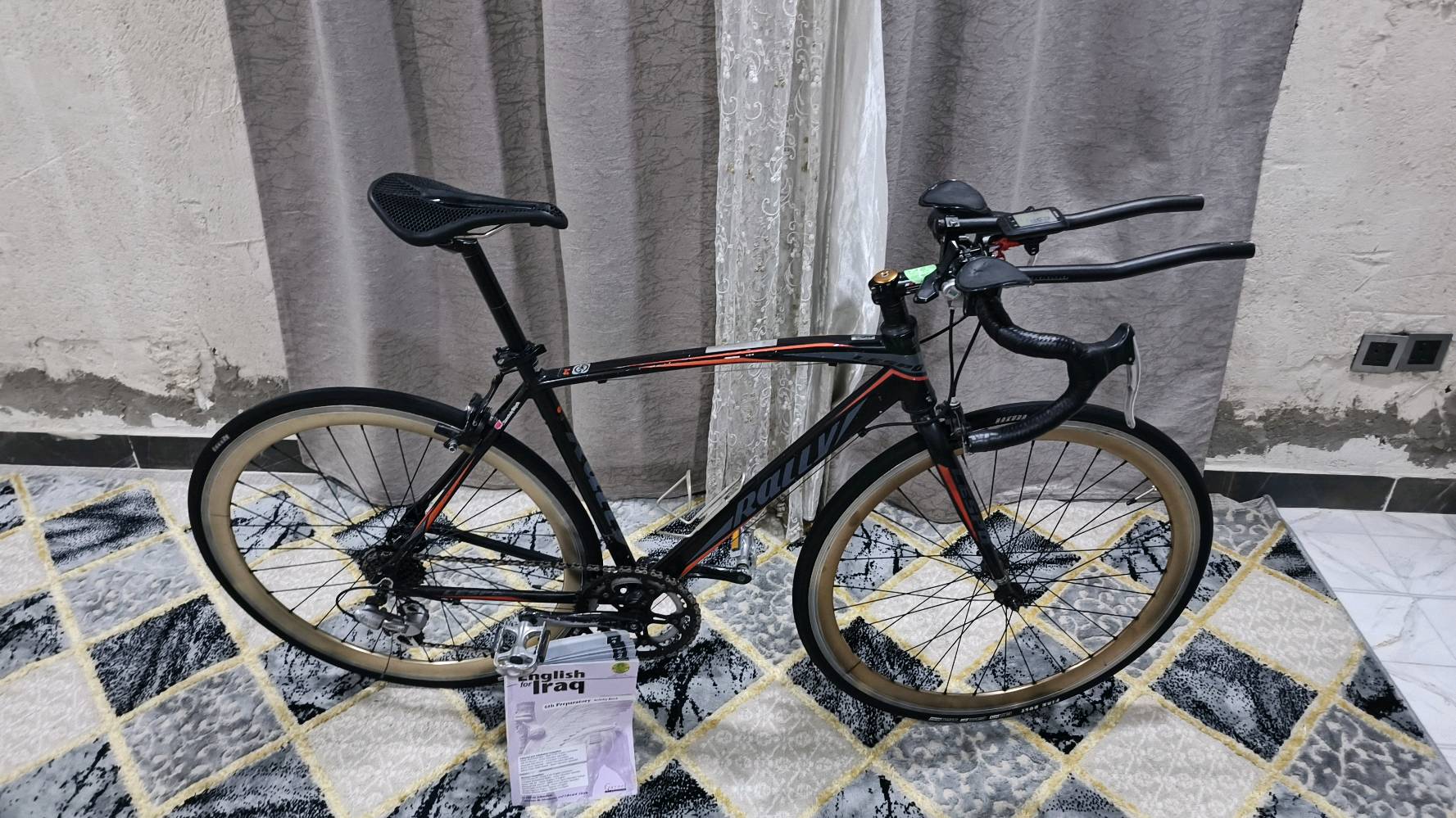 سلام عليكم
دراجة رود ماركة رايلي
اللمنويم كامل ماعدى الماشه حديد 
وزن الدراجة جيد جدا 
وياله اللمنويم نزال وبطيخة سبع بنط طرب
ثنين امامي سبعه خلفي 
دراجة مرتبة جدا وطياره كاملة مكملة تاخذها منا تطلع بيها محافظات منا 
وياها هدايا سكتات+عداد ذكي على القمر الصناعي
الموقع النجف الاشرف 
سعرها 250 قفل 
للتواصل ***********
