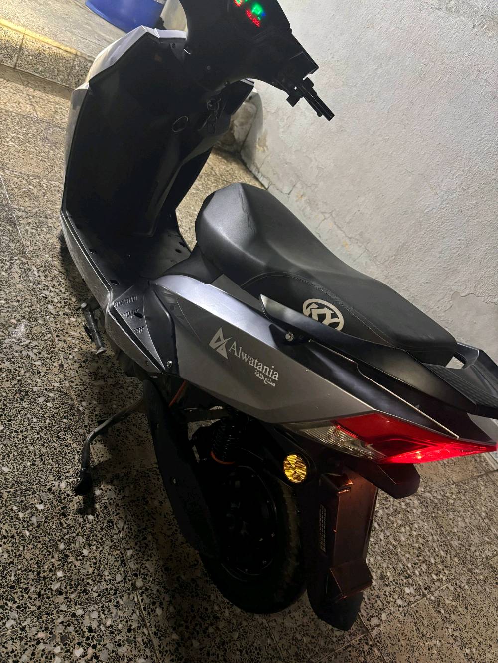 موتسكيل _ ماطور شحن الوطنية  ماطور شحن الوطنية درع 1000 واط بسرعة45 كيلو متر والشحن يكفي لمدة 40 كيلو متر ويحتوي على 6 بطاريات وفيه مثبت سرعة والبك (الرجوع للخلف) بسعر  550 الف وبي مجال للتواصل 
واتساب 
***********

ما هو موديل الدراجة بالضبط؟: 
2025
هل هناك أي أعطال أو إصلاحات معروفة؟: 
بطاريات نص عمر 