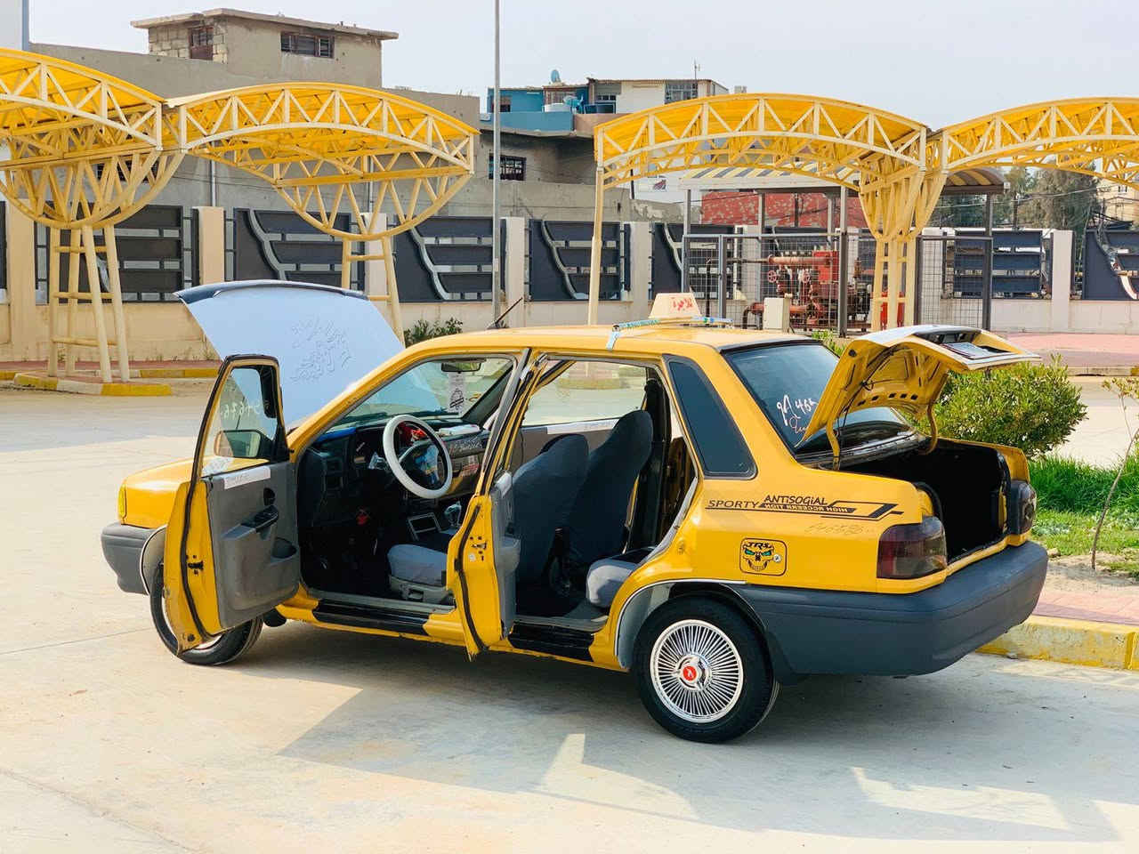 سلام عليكم سايبه للبيع موديل 2010 هيه وغرمات صفر صاحبه الشرعي بالموصل شرط الوكالة  والتحويل كابون بانزين ماستر شواصي شرط كير محرك شرط مكان موصل جديده السعر 26 وبيه مجال شي بسيط
***********
***********
