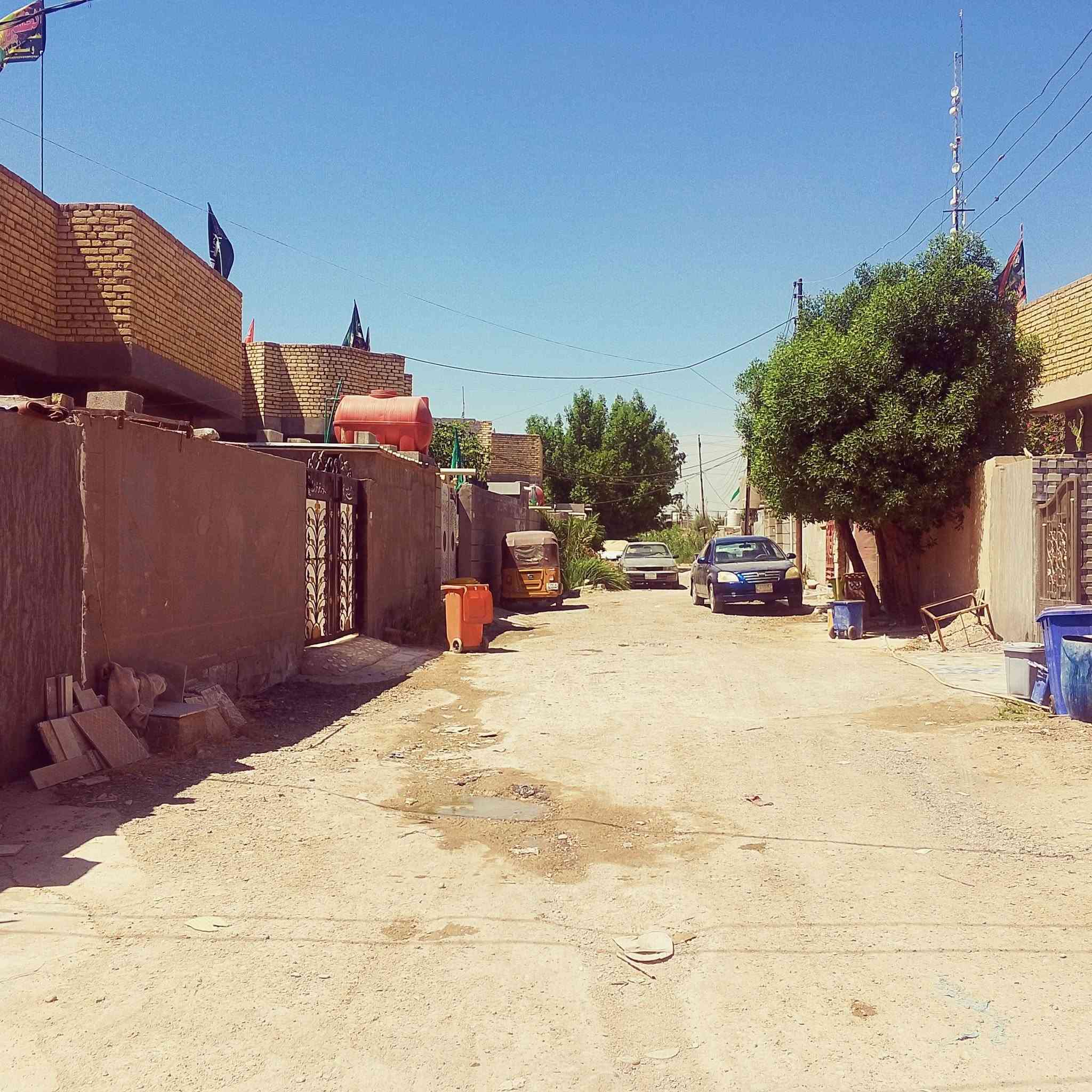 سلام عليكم 
...................... 
عقار للبيع طابو زراعي عثماني سند 25 اقرار محكمه 

✅1: يحتوي الدار على 2 غرف نوم + صاله كلش جبيره + 2 مناور + حمام داخلي + مطبخ + حديقه وطرمه كلش واسعه 
............ 
✅2: الطابق ثاني نفس بناء طابق الاول... واصل مرحتلة السقف 
............. 
✅3: الدار ركن عل شارعين عرض كل شارع 10 متر يبعد عن التبليط 20 متر ".... ول شوارع كلهاا سبيس وزفلت تبليط قديم الاسود 

......... 

✅4: ماء+ كهرباء + خدمات البلديه 

ملاحضه هامه ✅
..................  
بناء دار بلوك كهرباء درجه اوله السقف صب كونكريت 
الارضيه سيرامك..  ولاضلاع جص وبورك 

العنوان وارقام تواصل ✅
.................
الزراعي جديد مجاور حي الخطيب..  بل تحديد قرب (غركانه. ام حيدر) 

(*********** او ***********
