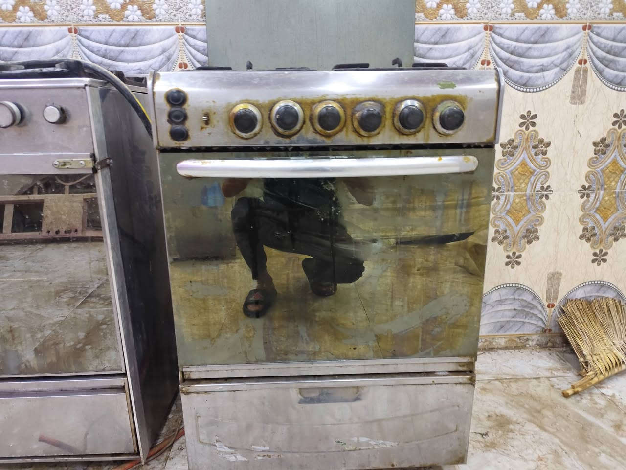 للبيع طباخ 4 عيون + ثلاجه باب واحد شغالات السعر 200 شلعه كامله واذا مفرد يختلف السعر! رقمي *********** واتساب موجود..... 
#ادمن 🥀
