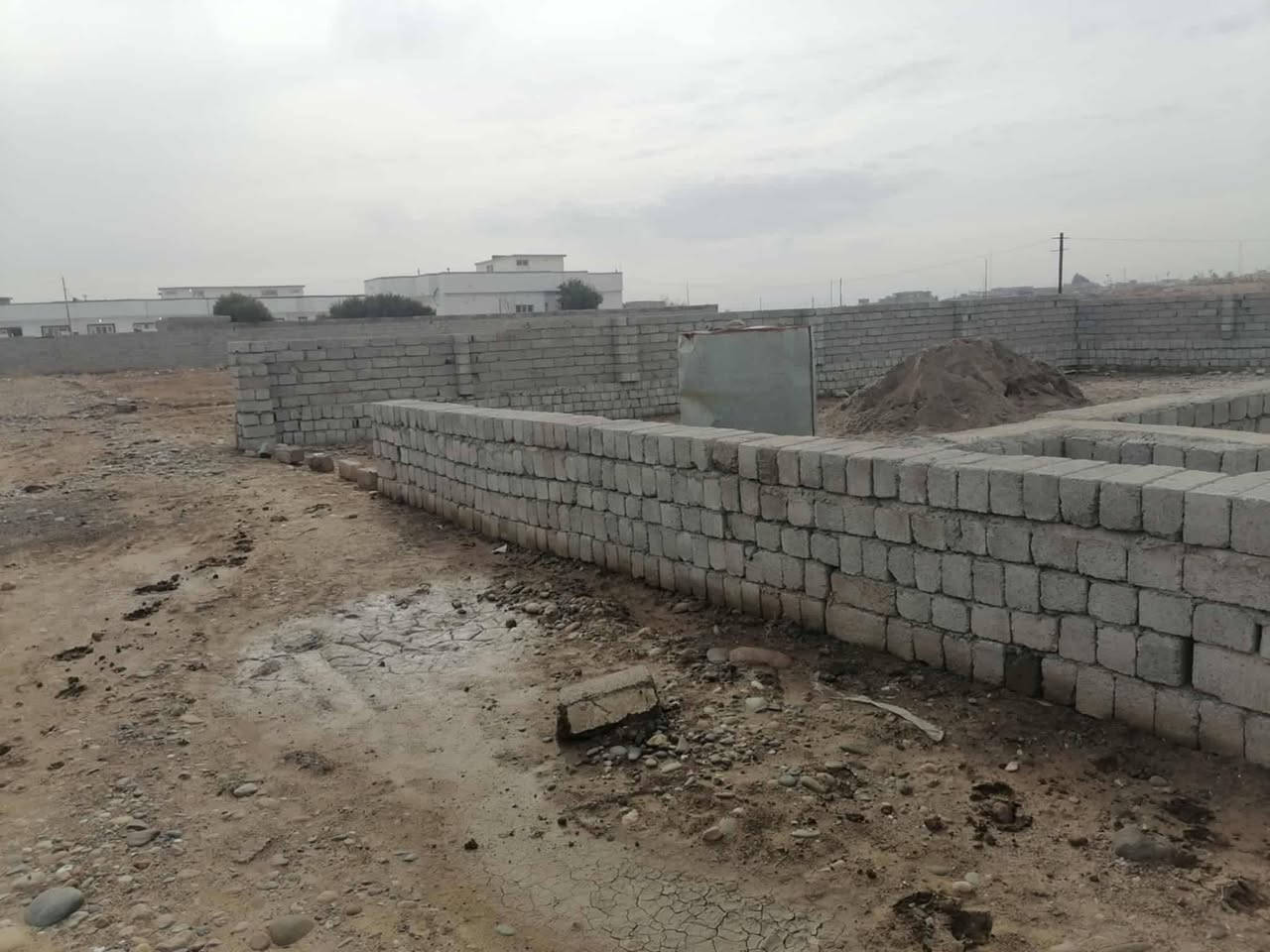 السلام عليكم.  عندي تكعيب مساحه الارض (550)متر.واقع حال   داير كامل.  موقعها قريبا علئ شارع المشروع.  واصل ماء للارض. وكهرباء  سند زراعي.  للبيع. سعر مناسب  او   للمروس ابيت داخل كيارة وانطي فرق.  وترهم. بمقدمة.  والباقي ب شهر.  اقل مقدمة.( 10)العندة ينورنة ب تعاليق.  او يتصل ***********.
