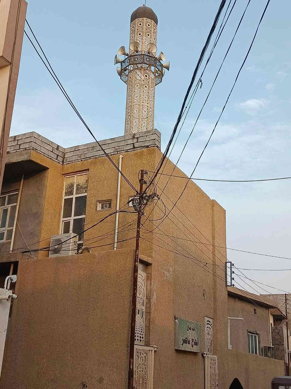 دار الايجار مساحه (١٠٠م)  طابق اول متكون غرفه نوم وصالة ومطبخ واستقبال وصحيات ومنور طابق ثاني غرفه نوم وبيتونه وكراج سياره مفرك خلف جامع قرب ابو مظمد خدماتها موجوده اجاره ٣٠٠ الف *********** ملاحظه بيت معروض يمي وصوره ماعندي اتريد اشوفك بيت بل واقع
