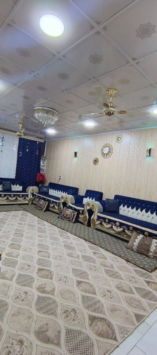 السلام عليكم بيت بلبو شناوه بلشارع الرئسي يبعد عن الشارع العام تقريب 60متر او اقل مساحه 270م والواجهيه 15م الطابق الاول كامل عل اتم وجه والطابق الثاني ماكامل يحتوي البيت على استقبال و هول وغرفتين 2  ومطبخ وصحيات داخليه وخارجيه طبعن البيت ارضيته مرمر اصلي هاي مواصفات البيت الطابق الاول والطابق الثاني فقط وجي ثلاث غرف والسطح فرشي اكثر الاتصال علرقم وبي واتساب ***********
