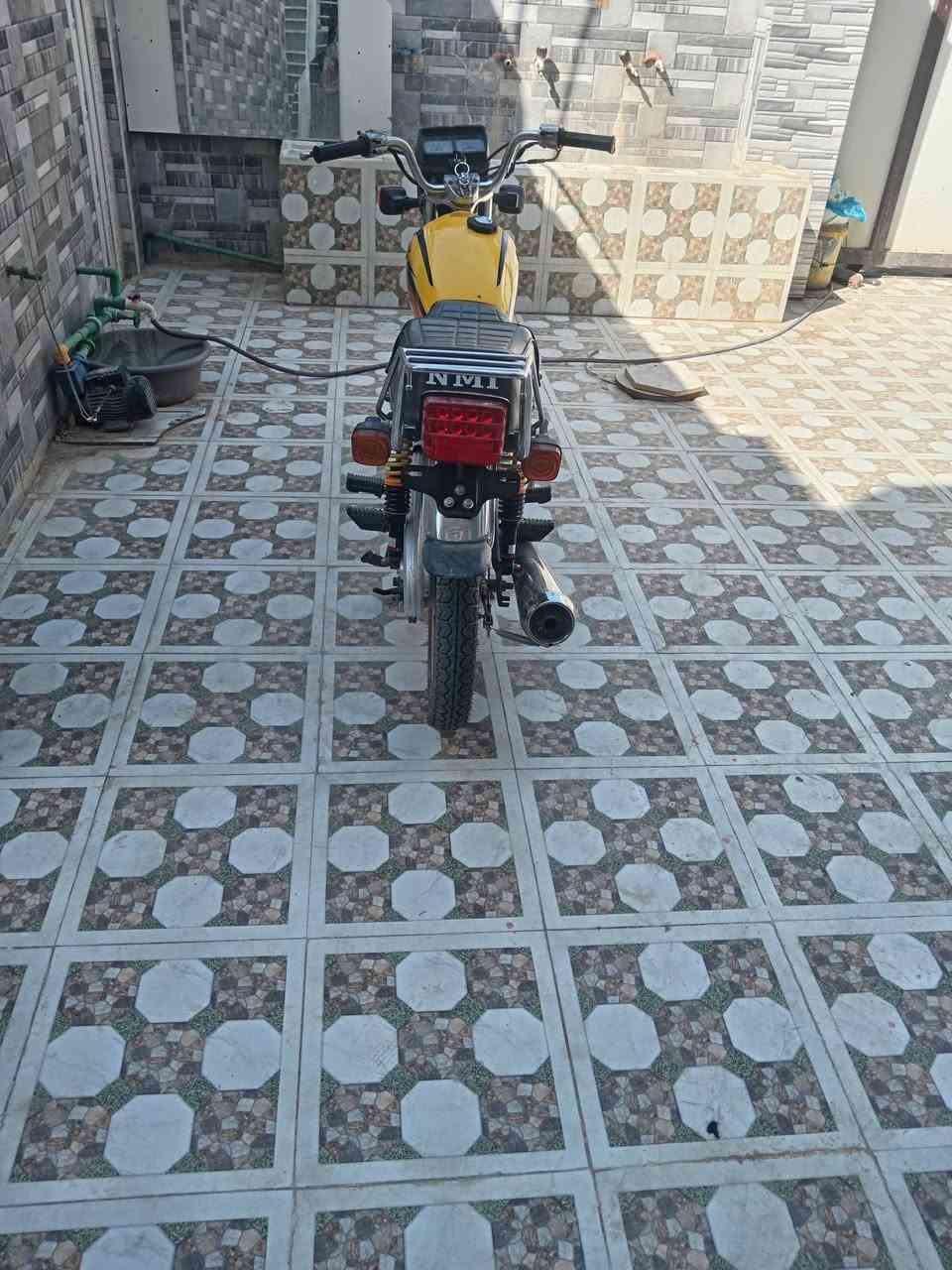 سلام وعليكم دراجه للبيع تعمير كله جديد أخت الوكيل صاله شهد من شادين غراضه بس المكينه صاله ٣ شهر لن تعميره ثانيه عله شاصي باقي كله جديد دراجه ما مستخدمه شي قليل أوراق شاصي مديل 20 سعر 950 وبيه مجال قليل مكاني سوك الشيوخ يم موكب شهيد جمعه هاذ رقمي *********** ملاحضه دراجه بل تصوير ما مغسوله تره احله من صوره

