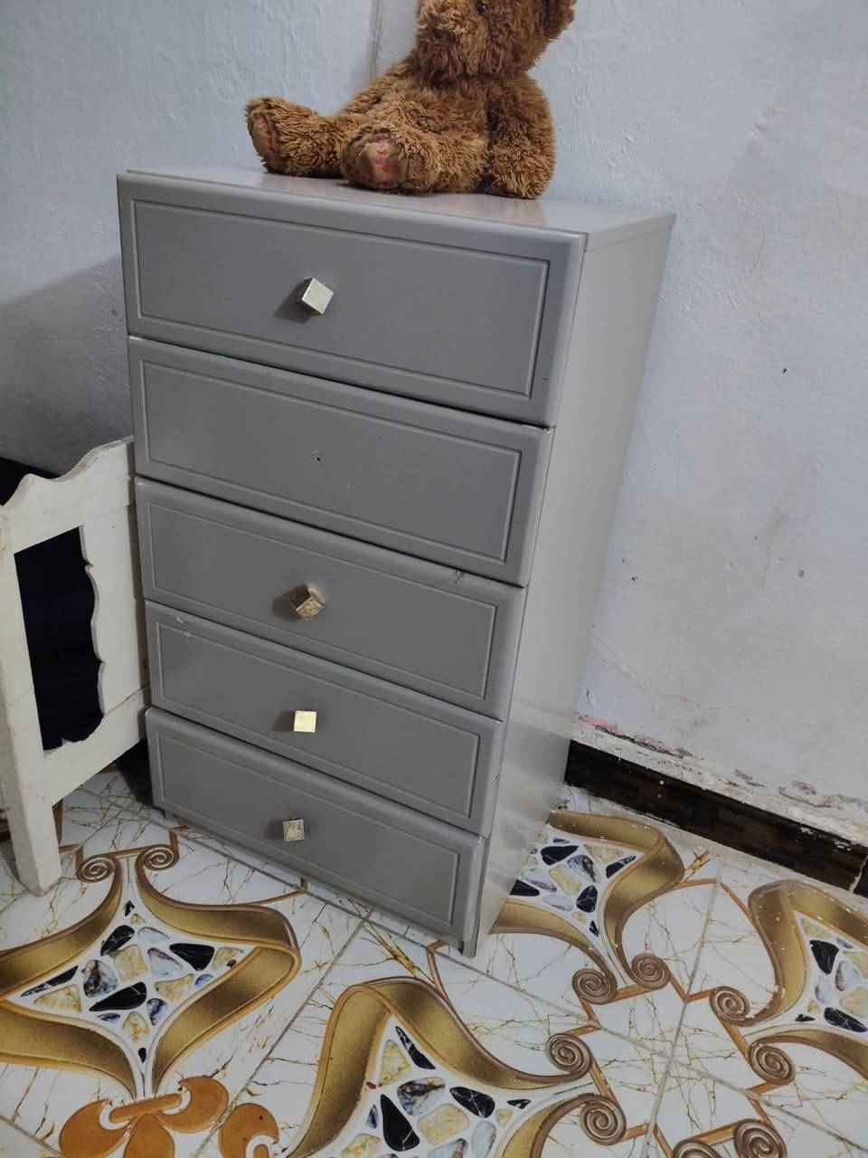 بيع غرفة خشب ماليزي سعر ٣٠٠ قفل وبيها اضرار بسيطه عنوان حي لحكيم تواصل خاص او واتساب ***********
