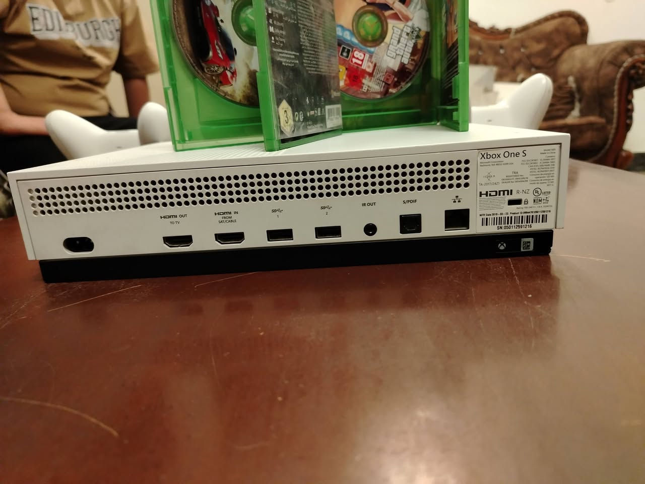 سلام عليكم حبايب اكس بوكس وان اس واحد تيره مع ثنين جوستك وثنين اقراص واحد فورزه هورايزن 5 النسخه الاخيره وقرص GTA 5 نسخه خاصه والاخيره الجهاز جداً جداً نضيف وما داخل تصليح واي عطل ما بي سعر الجهاز 160 وبي مجال بسيط ♕♕رقم *********** ما متوفر ماسنجر فقط واتساب عنوان بغداد
