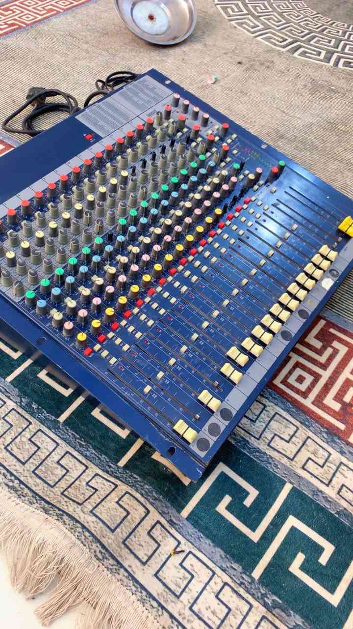 السلام عليكم 
للبيع مكسر صوت غني عن التعريف عنواني بغداد الزعفرانيه
بي نقوصات بصيطه الجهاز اصلي اصلي مو تقليد السعر خاص او راسلني على الواتساب ***********
