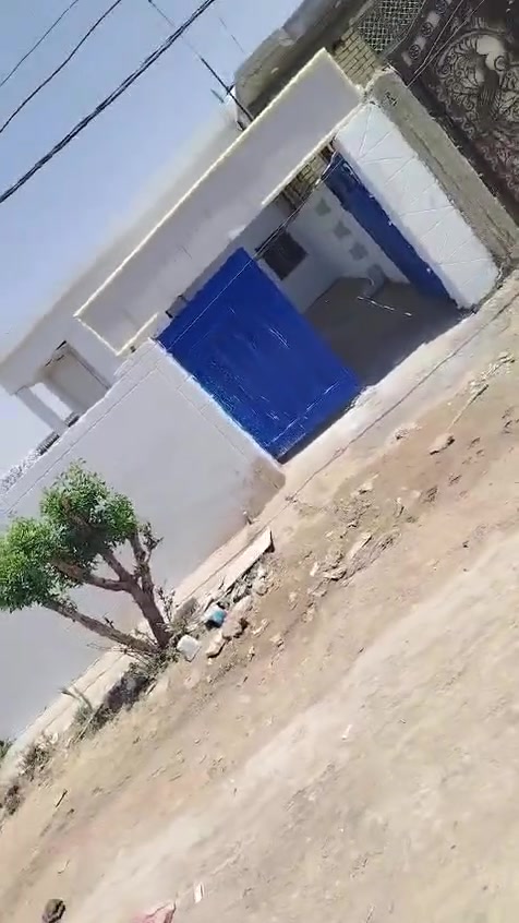 السلام عليكم بيت مساحة ١٥٠ متر شارع سبيس بعد ١٠٠ متر عن التبليط منطقة الشريف الرضي مقابل معمل السوس( مي كهرباء  مولد) جاهز طارمة وكليدور وصالة وغرفة نوم ومطبخ وحمام داخلي ومخزن ومنور وصحيات خارجية معروض ٢٧ مليون دينار وبي مجال *********** رقم الهاتف
