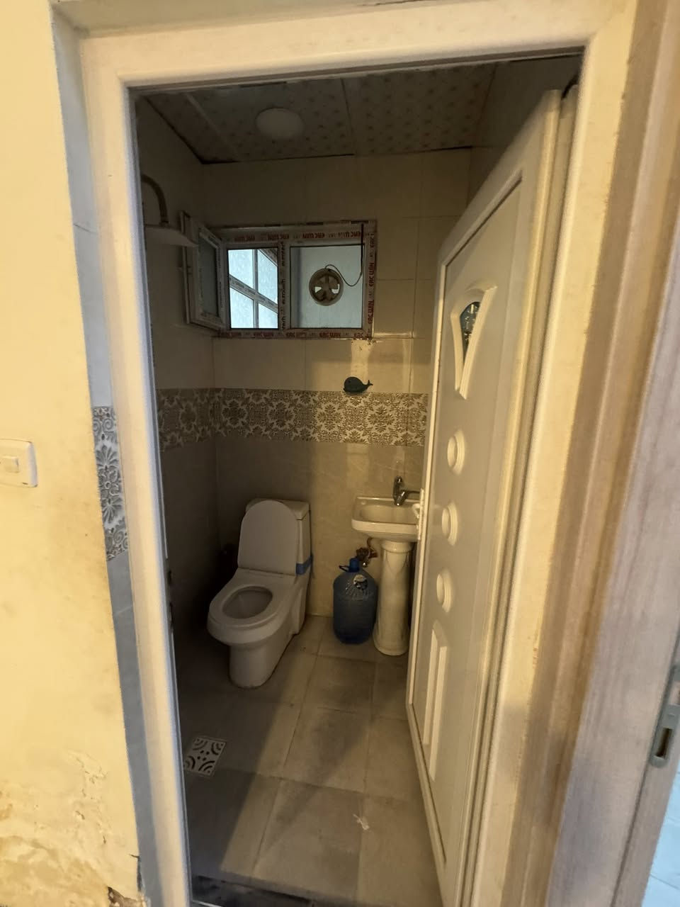 شقة للايجار
طابق اول 
الموقع 📍الاعضمية  شارع 20 شارع معزول📍
المساحة 85 متر
غرفتين نوم وصالة ومطبخ وحمام معزولات 
سكن عوائل فقط 
500 الف ايجارها 

*********** 📞
