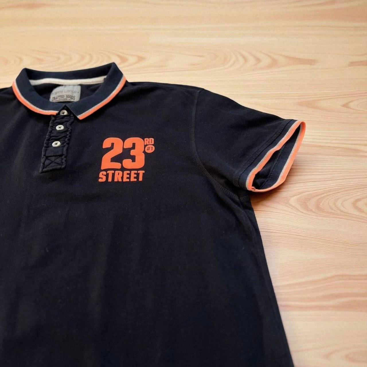 تيشيرت رُبع ردن، من ماركة أنجيلو ليتريكو (Angelo Litrico).إحدى العلامات التجاريّه الخاصّه بسلسلة متاجر C&A الشهيره..
اللون الاسود الحجري.
الخام/ قُطن حجري 100% .
القياس/ يلبّس XXL .
عُرض الصدر 61 _ الطول 75 .


**إذا كنت صاحب هذا الإعلان وتريد حذفه لأي سبب، رجاءا أرسل رسالة إلى الدعم الفني**