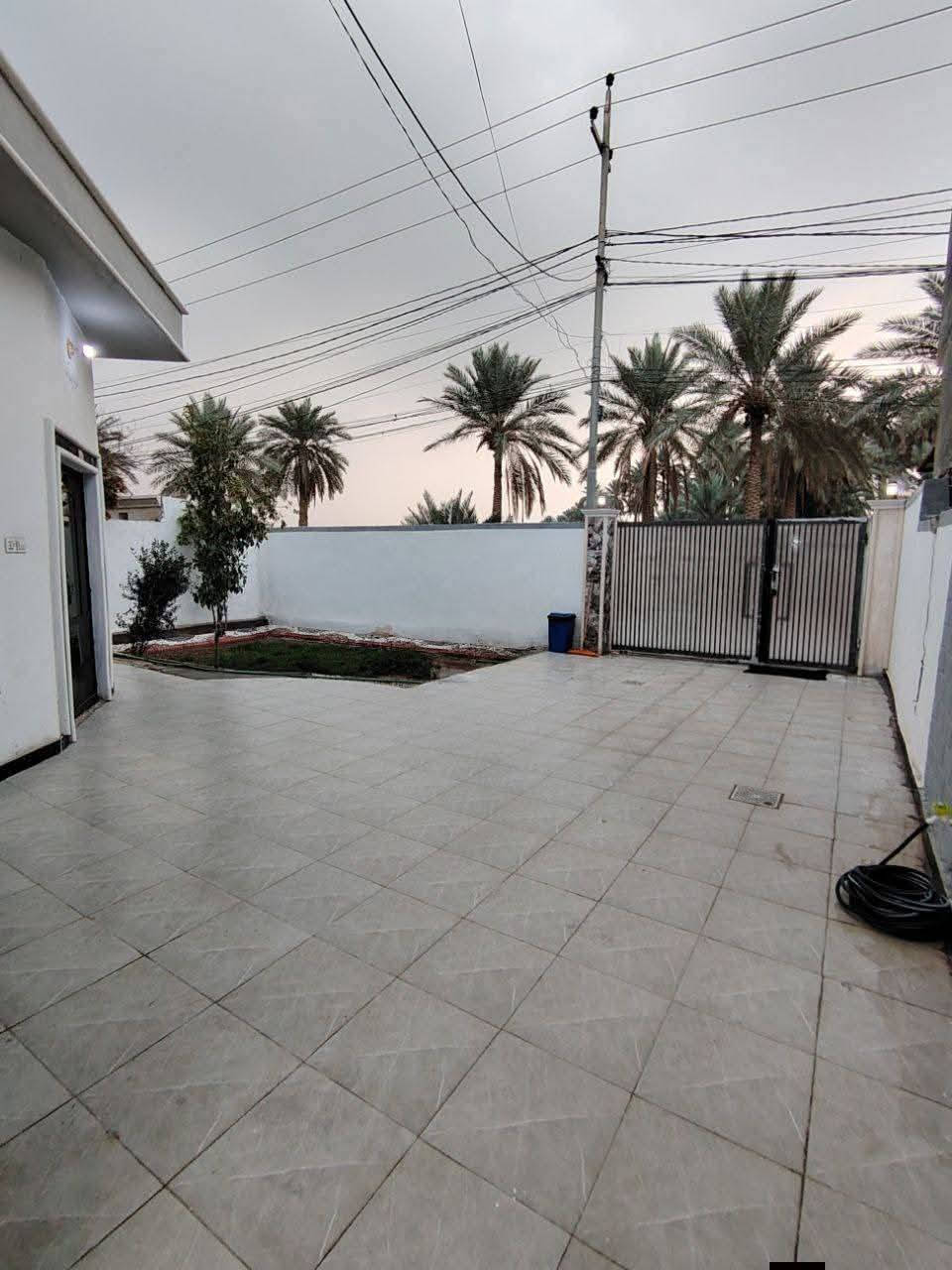 السلام عليكم.... دار للبيع.... المساحه 320 م
طابو زراعي سند 25 طابقين

الطابق الاول يحتوي على استقبال ومطبخ وكلدور وغرفتين 

نوم ومجمع صحيات..  وصحيات خارجيه وكراج سياره وحديقه

الطابق الثاني يحتوي على كلدور وغرفتين نوم ومجمع صحيات

موقع الدار#ورديه_داخل قريب على الامام سيد موسى

كافه الخدمات ماء كهرباء مجاري تبليط  الى باب البيت

للاستفسار الاتصال على هذا الرقم ***********
