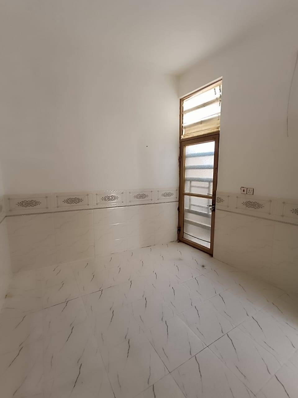 كربلاء المقدسة
بيت للبيع مساحه ٥٠ متر مربعه يحتوي على مدخلين مدخل الاستقبال معزول مدخل للصالة ومطبخ وغرفه وصحيات وطارمه 
بناء حديث سند ٢٥قرار محكمة  مجمع ذوالفقار السكني قرب سيد اسماعيل 
خدمات كامله ماي مجاري كهرباء تبليط للباب عرض الشارع ١٠متر 
 السعر ٤٠ مليون بي مجال بسيط لشراي 
للحجز والاستفسار على الارقام التاليه 
 *********** واتساب 
***********  واتساب
يبعد عن لامام الحسين ١٠دقائق بلسيارة
