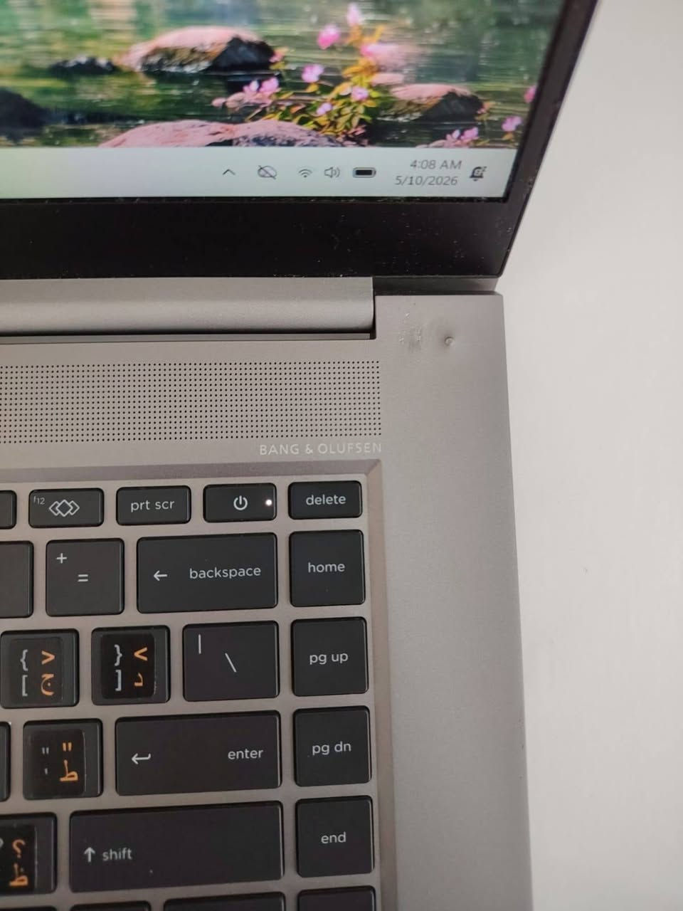 لابتوب Hp zbook Studio G7
مناسب جداً لأعمال التصميم والهندسة والمونتاج المتوسط إلى الثقيل، ويشغل برامج مثل AutoCAD وAdobe Premiere Pro وSolidWorks بدون مشاكل.
المعالج فئة H قوي للأعمال الاحترافية والرندر والتعددية، والرام 32GB ممتازة للشغل الثقيل وفتح عدة برامج بنفس الوقت.
كرت NVIDIA Quadro T1000 Max-Q مخصص لمحطات العمل أكثر من الألعاب، لذلك ممتاز للتصميم ثلاثي الأبعاد والهندسة.
يفيد أيضاً للبرمجة، تشغيل المحاكيات، والعمل على مشاريع كبيرة، وحتى المونتاج بدقة 4K بشكل جيد. 

Hp zbook Studio G7 Workstation 
Core i7-10850 H 
32GB  ddr4
512GB  ssd m.2 Samsung
Nvidia Quadro T1000  with Max-Q Design 
Intel UHD Graphics 8 gb
15.6 FHD
السعر: 790 الف دينار 
يوجد توصيل 
بيها ضرر بسيط، موضح بالصورتين


**إذا كنت صاحب هذا الإعلان وتريد حذفه لأي سبب، رجاءا أرسل رسالة إلى الدعم الفني**