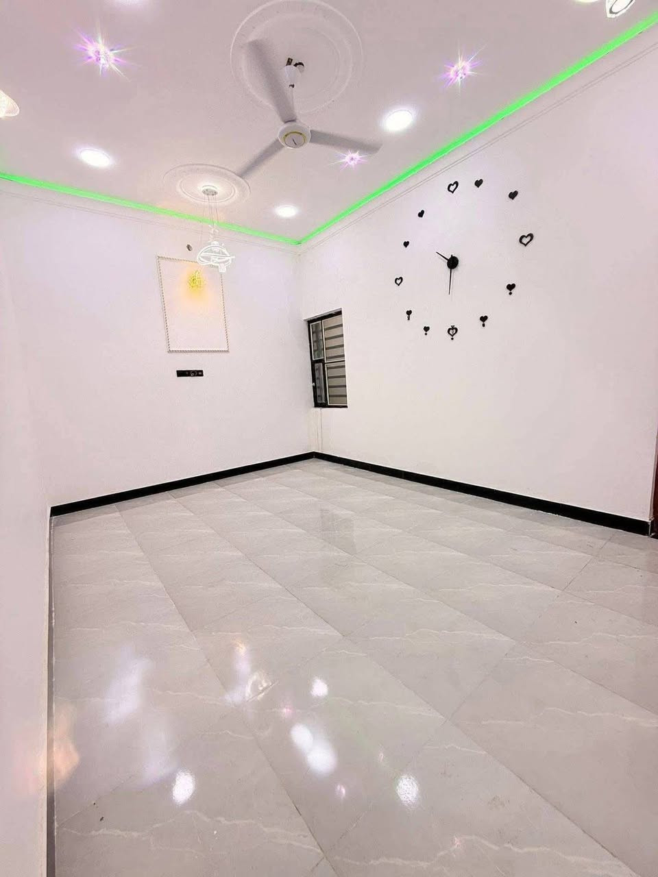 السلام عليكم متابعينه الكرام يوجد بيت لبيع 
المساحة ٢١٠ م
الجنس العقاري طابو زراعي 
السعر ١٢٠ مليون 
يتكون البيت من غرفتين /صاله/مطبخ /دوانيه/صحيات /طارمه
الموقع البصرة كوت ثويني قريب علئ جامع التقوه
لتواصل و الاستفسار الاتصال 
*********** 
مكتب عقارات 
سيد رضا المكصوصي
