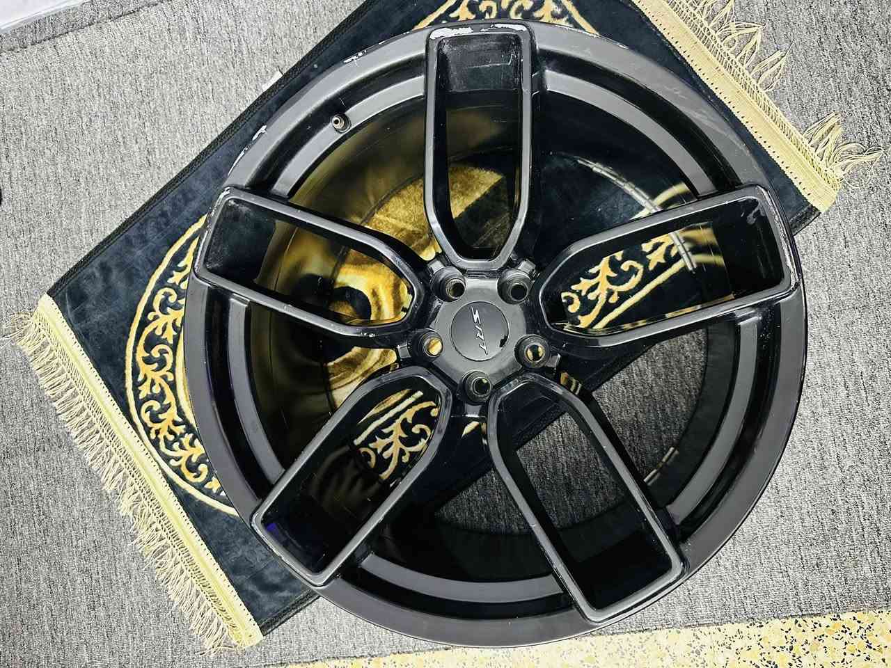 السلام عليكم
متوفر طخم ويل كب جارجر srt ، النظافة واضحة بالصور 
بيهم ملاحظات واحد مشخط الصبغ وثنين بيهم فطر صغار والرابع ما بي ، شرط ما بيهم عواج 
اللي يفيدنه يطلبي خاص وادزله صورهم كامل 
بالنسبة للسعر النظيف ينباع ب200 دولا التك وهذولة ان شاء الله ما نختلف بيهم ، ينطيني سعر باليرضي الله


**إذا كنت صاحب هذا الإعلان وتريد حذفه لأي سبب، رجاءا أرسل رسالة إلى الدعم الفني**