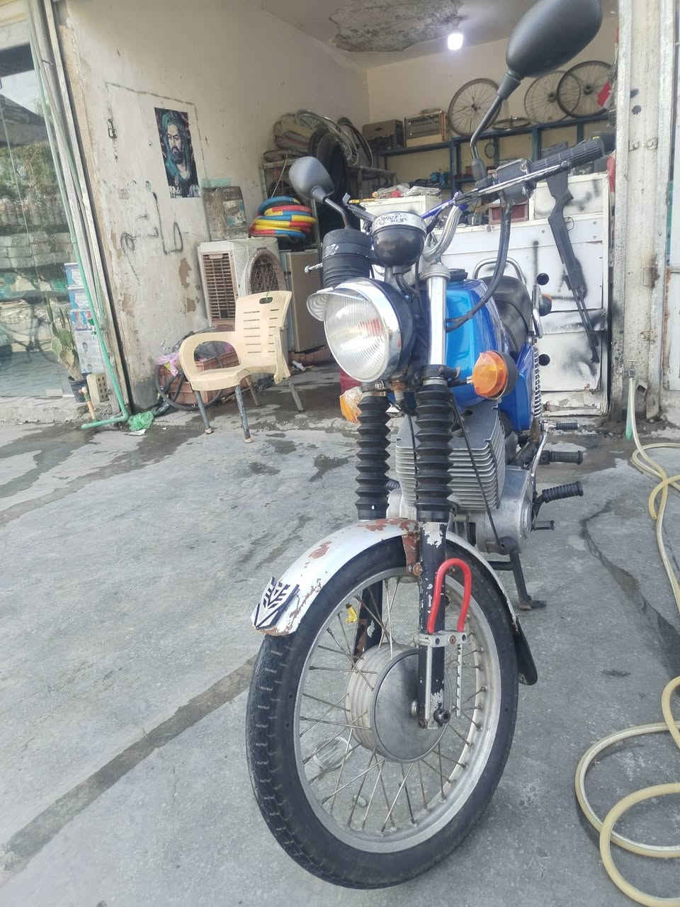 السلام عليكم دراجه مزت ٨٢ دراجه حلوه ونضيفه مثل مام وضحه بل صوره دراجه كلشي ماناقصهه للبيع السعر مليون ٣٠٠ وبيه مجال عنوان بغداد التاجي ٢٤ ابو عضام رقم الموبايل ***********
