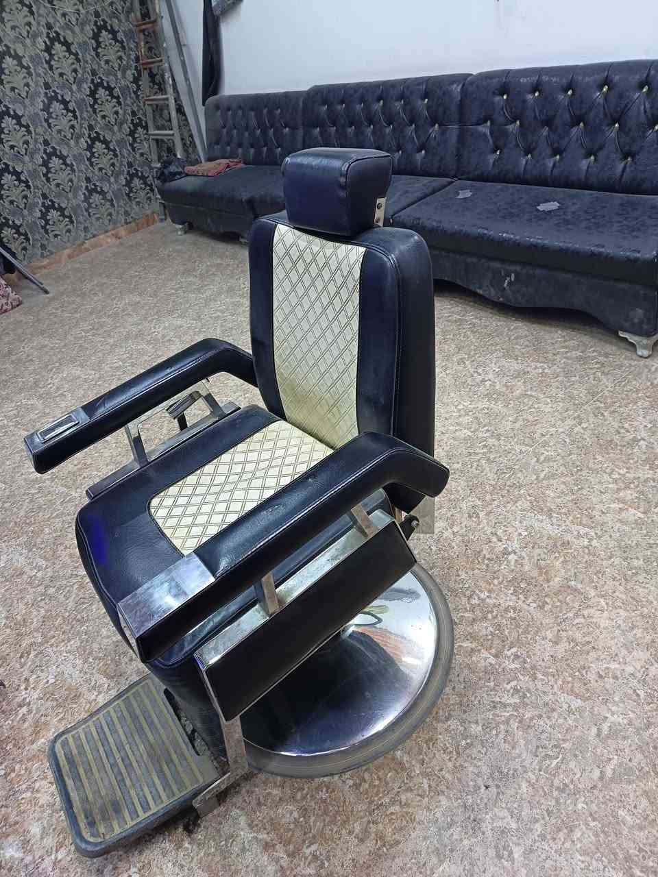 السلام عليكم.. بسعر مناسب
صالون  كامل مع ادوات الحلاقه كافه مكانهن صلاح الدين الغراض كلهن انظاف الشراي يتصل ويدلل ***********
