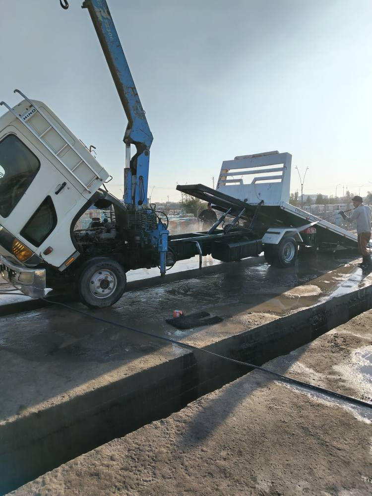 هينو سطحه وكرين موديل ٢٠٠٢ بسمي هزه جديده مو معلايه السنويه لغايه ٢٠٣٠ السطحيه ٦ متر وعرض ٢٣٥ والكرين اف اكس سلايتين السعر ٣ دفاتر البصرة الزبير ***********او *********** الزبير, البصرة
