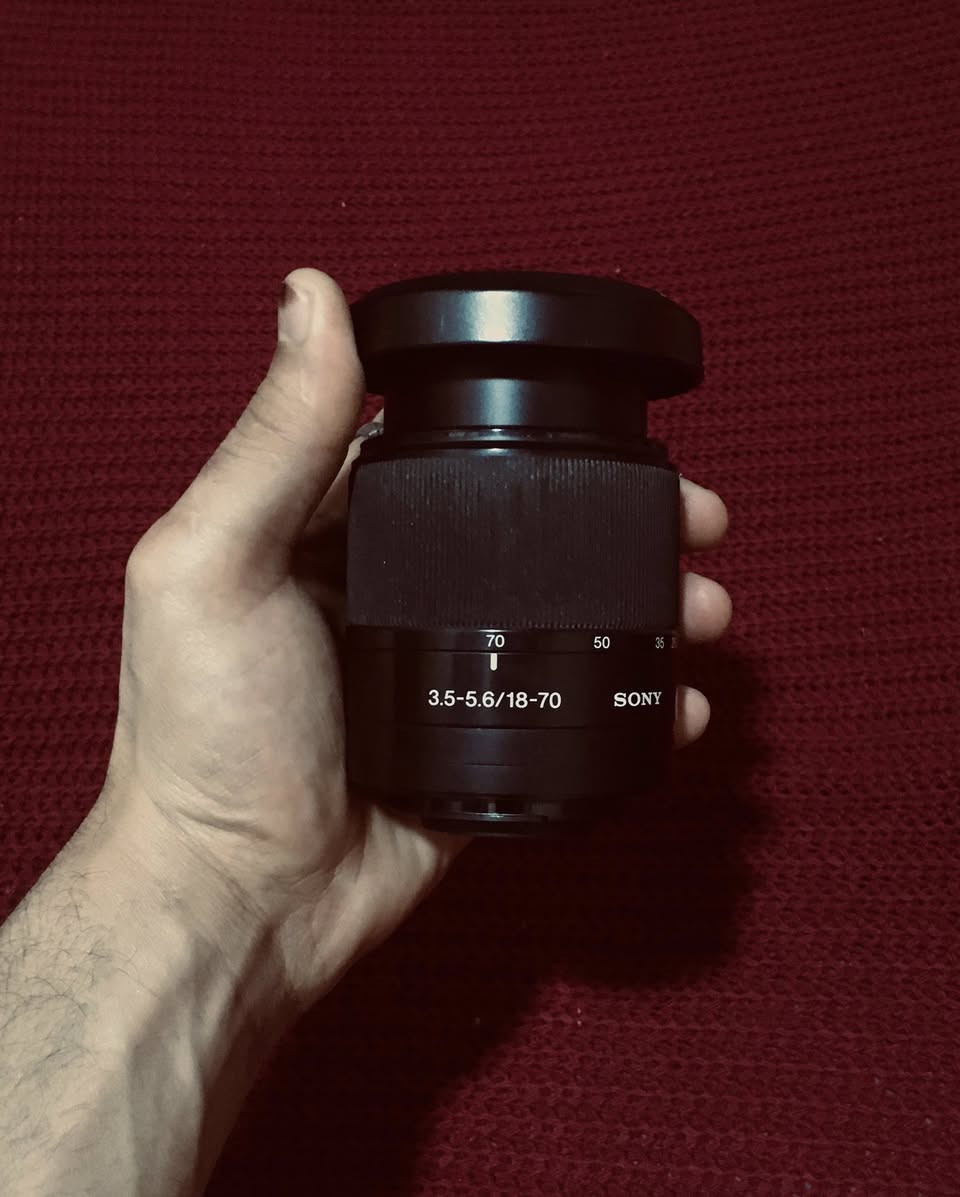 السلام عليكم
📸 Sony Alpha A57 كاميرا للبيع

نظافة 100/100 – استعمال قليل 

- الكل يعرف، مواصفاتها قوية.

تشمل:

عدسة + 2 بطارية + شاحن + رام + شنطة + كيبل نقل صور

الكاميرا اخت الجديدة، صارلي كم شهر من اخذتها.

شترها. 10k 

 رايدها ب  375,000  وبيها مجال قليل للشراي. 

📍 مكاني / البصرة / *********** / للتواصل على الواتساب
